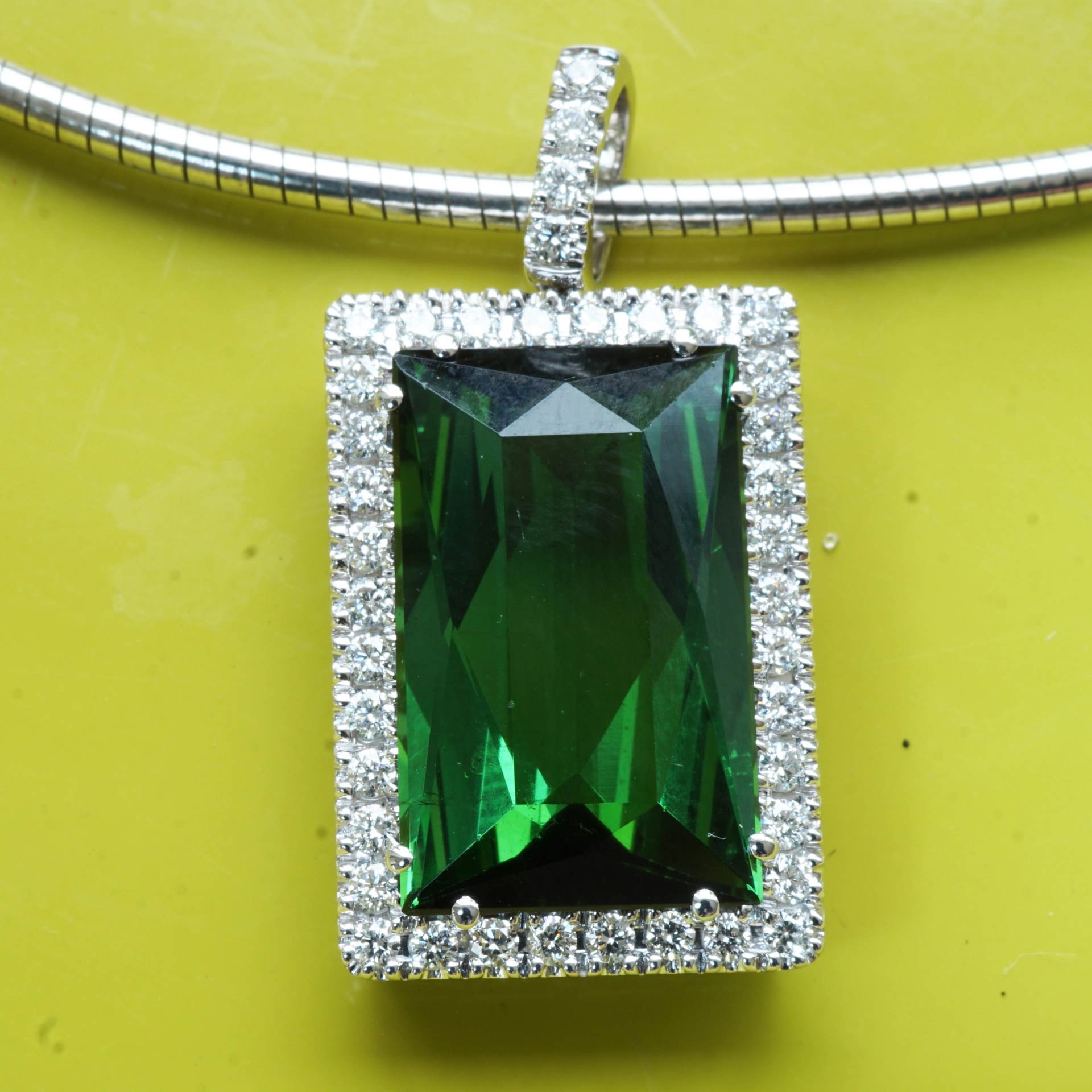 Turmalin Brillant Anhänger 750er Weissgold 9.10 ct 0.50 ct TW VS AAA+ AMAZONASGRÜN