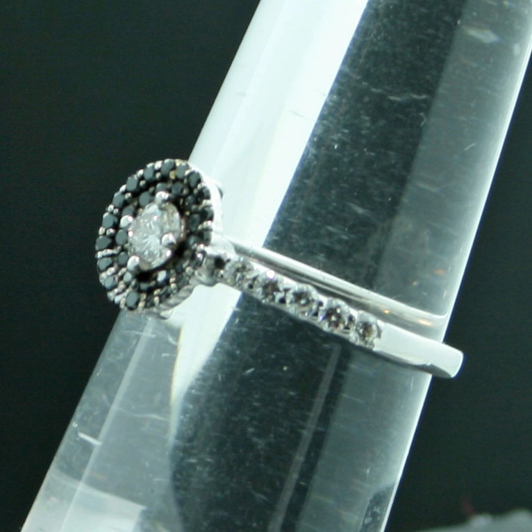 Brillant-Ring, 750er-Weißgold mit schwarzen und weißen Vollschliff-Brillanten