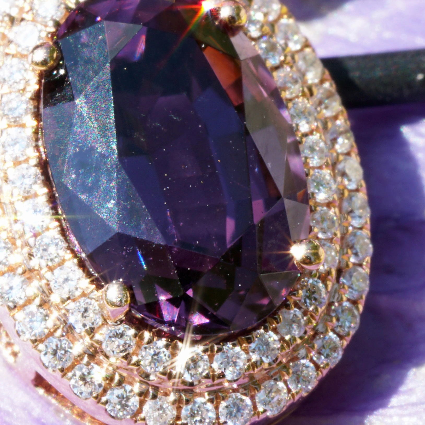 Spinel with unseen color from Tansania...3.86 ct huge seize