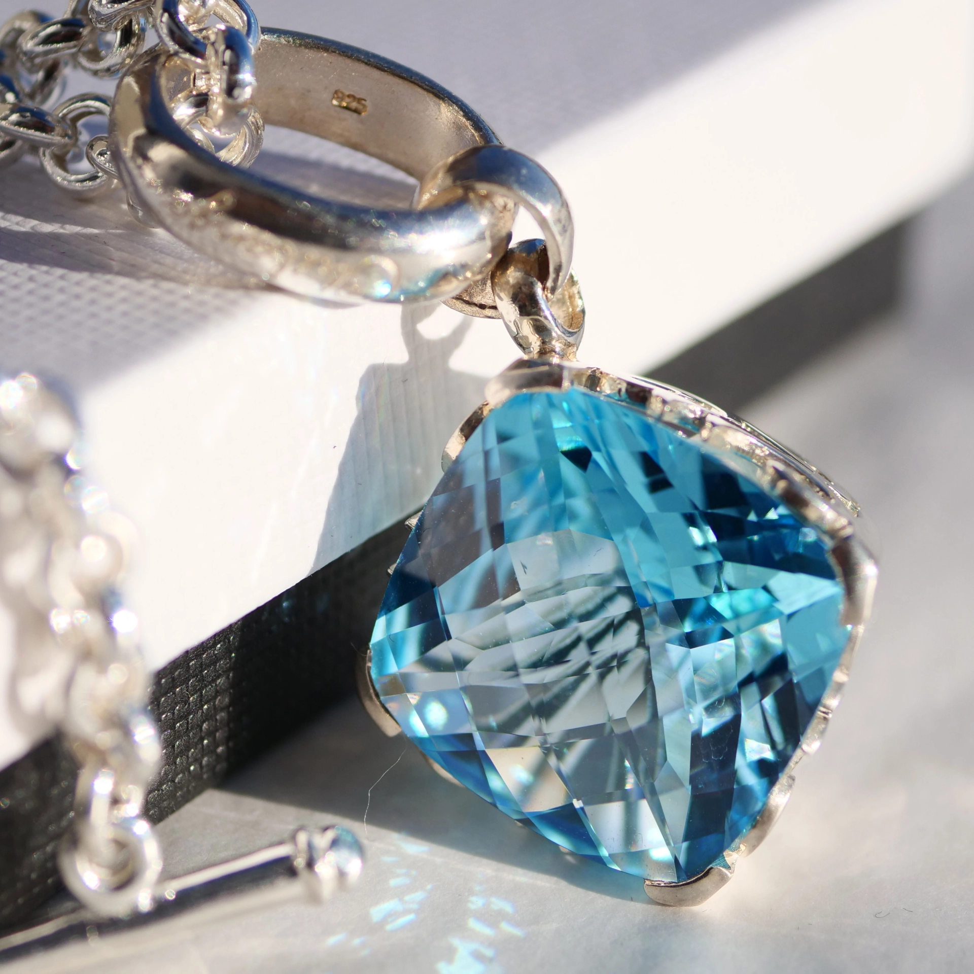 Chilango pendant Sky Topaz Flower 925 silver Prestige Crystal Dreams (treated), signed, with orig. Case