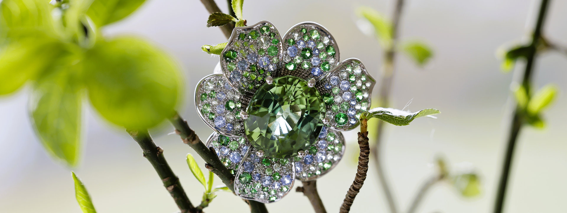 tourmaline-sapphire-tsavorith-blossoms-ring-750-whitegold-jabamine-afghanistan-IMG-0085-1