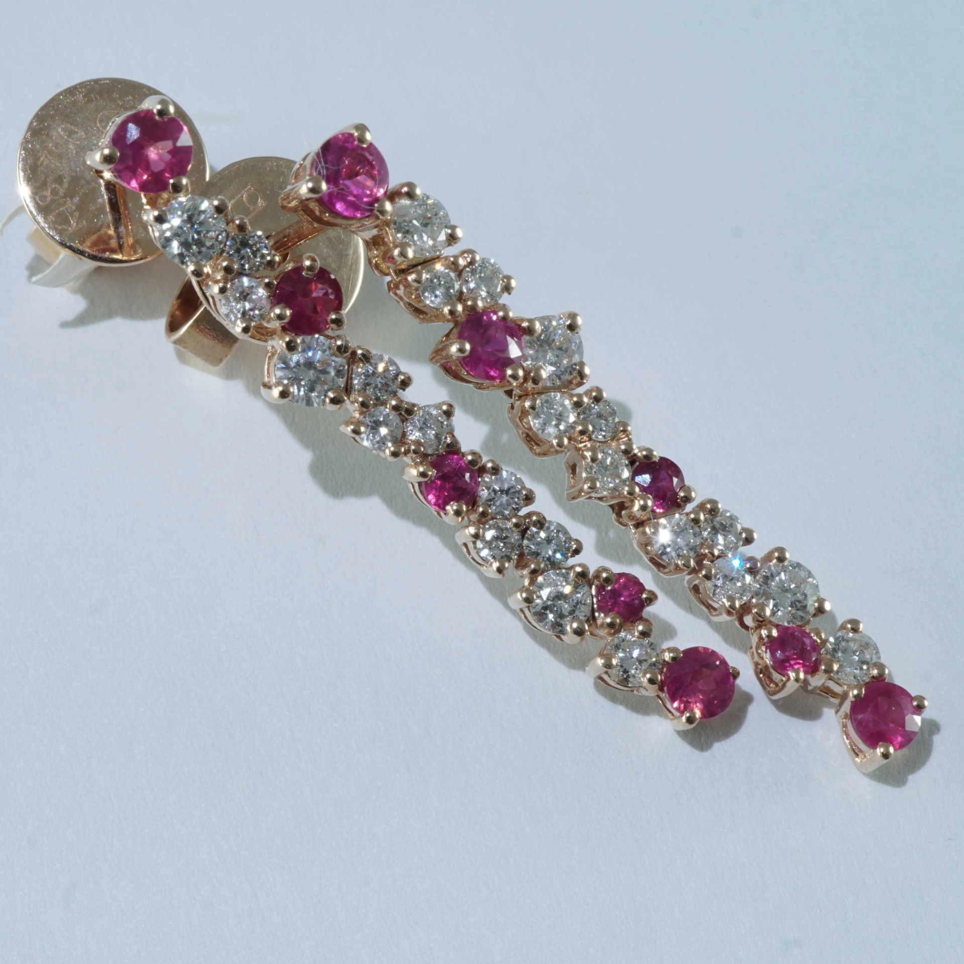 SON04232-Rubin-Brillant-Ohrhaenger-750er-Rosegold-0-40-ct-0-56-ct-unlimited-Glory-tolles-Design Ruby Brilliant Earrings 18 kt Rose Gold...for a glorious Appearance