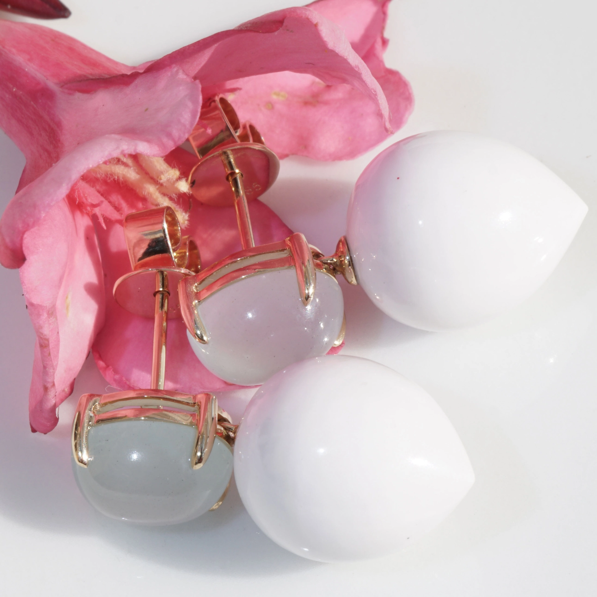 Cacholong Aquamarine Earrings 14 kt Yellowgold....Sky and Snow