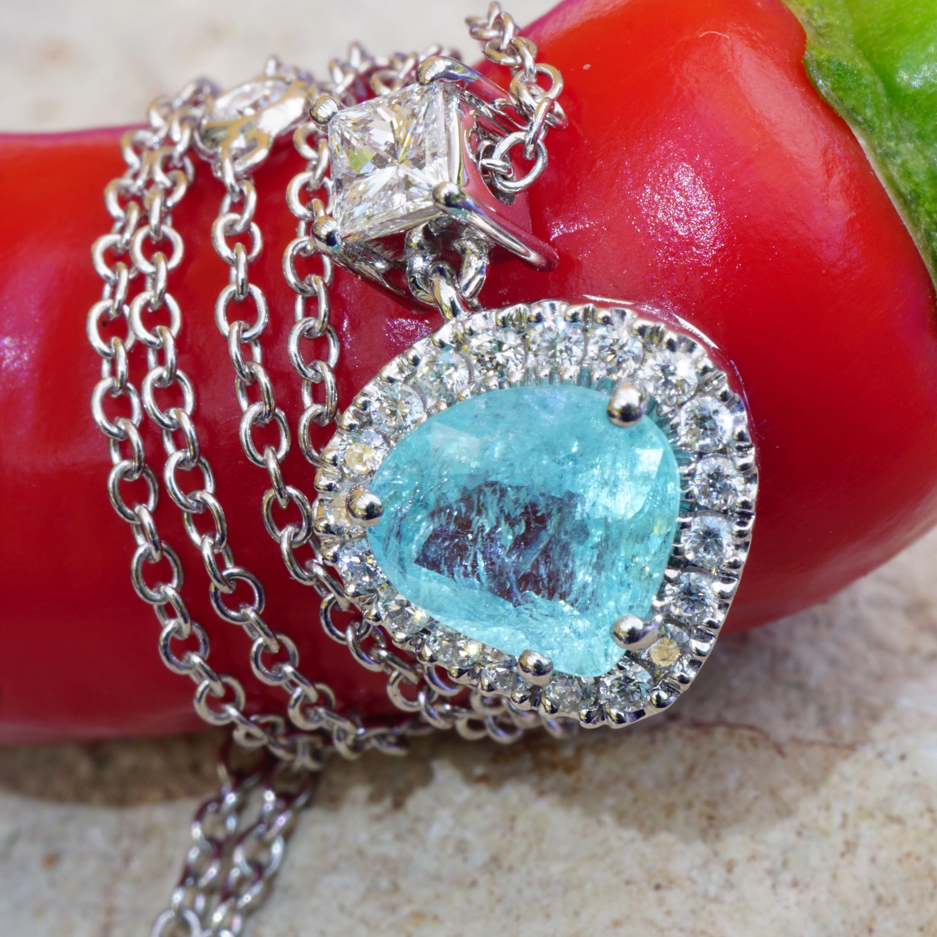 great paraiba turmalin of 128 ct, AAA brilliant. swimmingpool blue-green 18 kt whitegold