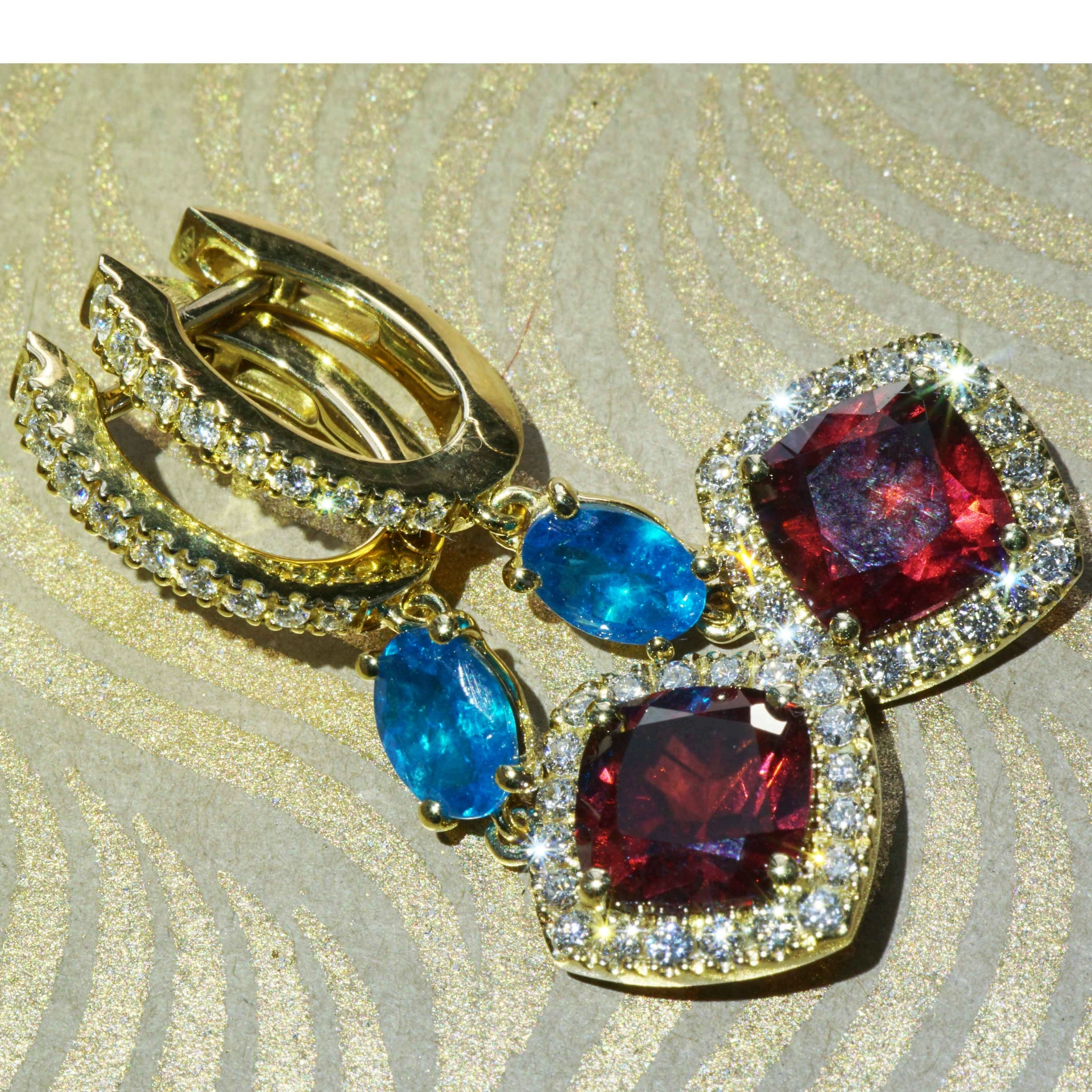 Neon blue paraibacolored Apatite and deepred Garnet Earrings 18 kt Jewellery 