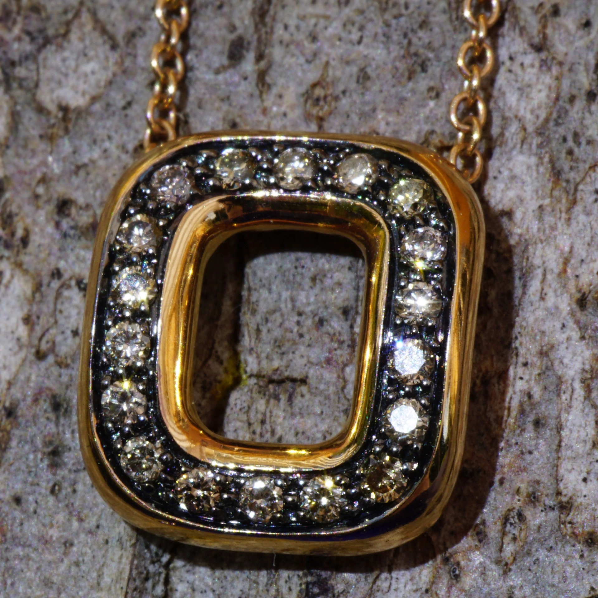 A chic Diamond Pendant that convinces....18 kt Rosegold made in Italy