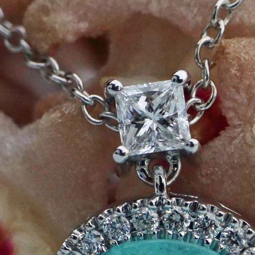 great paraiba turmalin of 128 ct, AAA brilliant. swimmingpool blue-green 18 kt whitegold