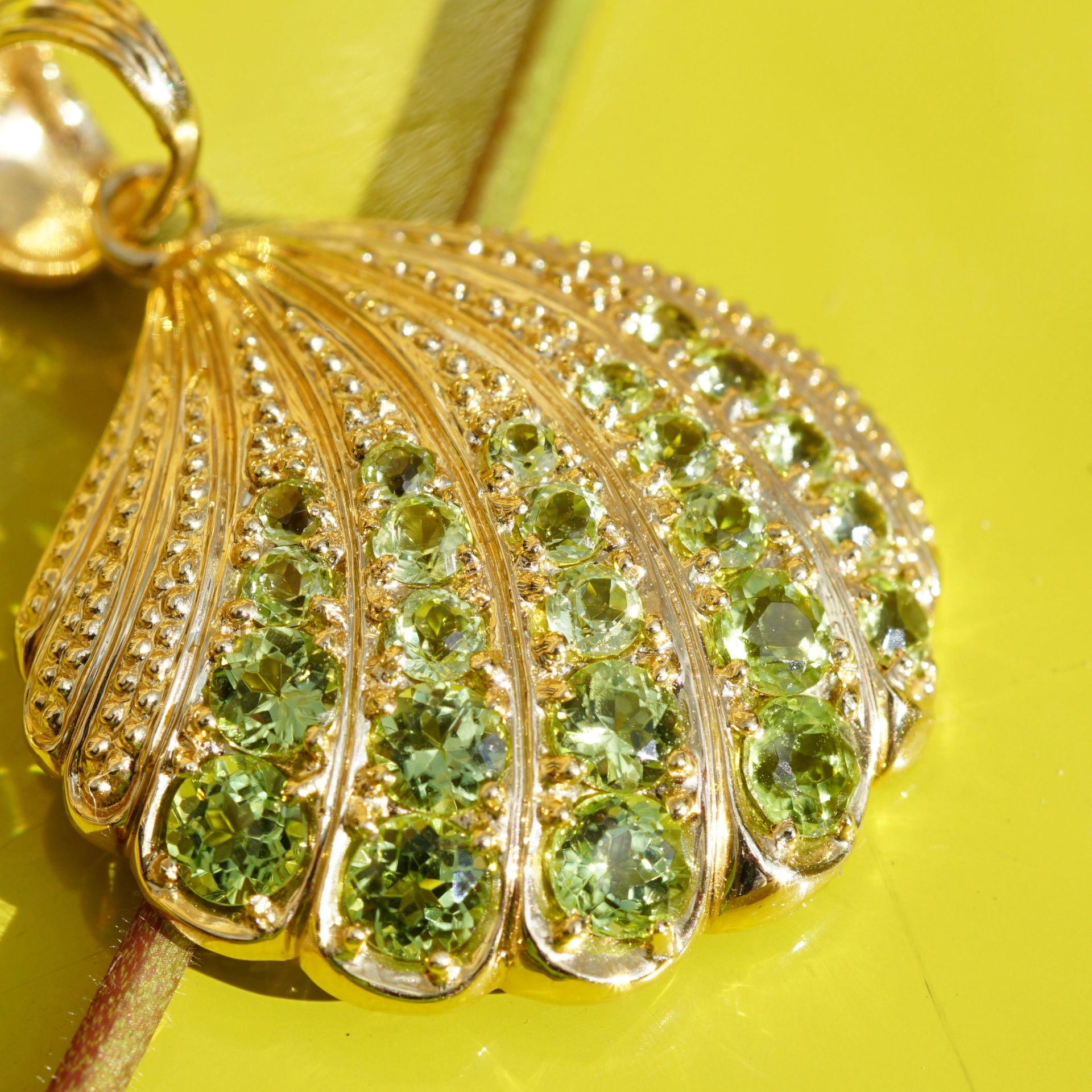 Muschel Anhänger mit Peridots 585er Gold ....hör das Meeresrauschen