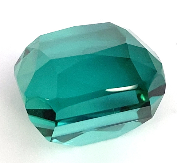 grün blauer Turmalin-weisser hintergrund