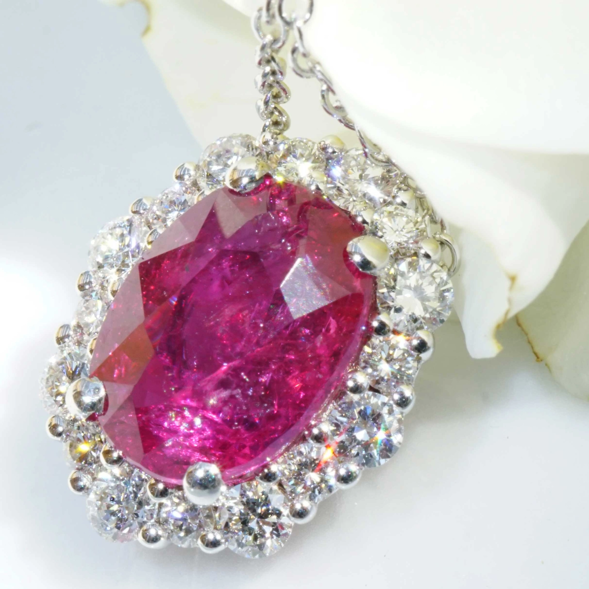 Brilliant Ruby ​​Pendant with Chain 750 White Gold Andilamena / Madagascar 2.12 ct with Expertise