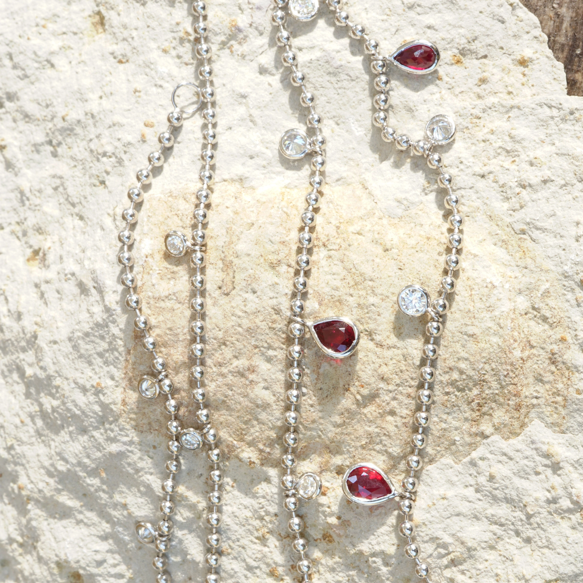 Schmuckzicke_brillant_collier_rubin_pigeonblood_weissgoldSON09269 Three pigeonblood rubies 1.26 ct and diamonds 1.24 ct, TW / VS...what do you want more