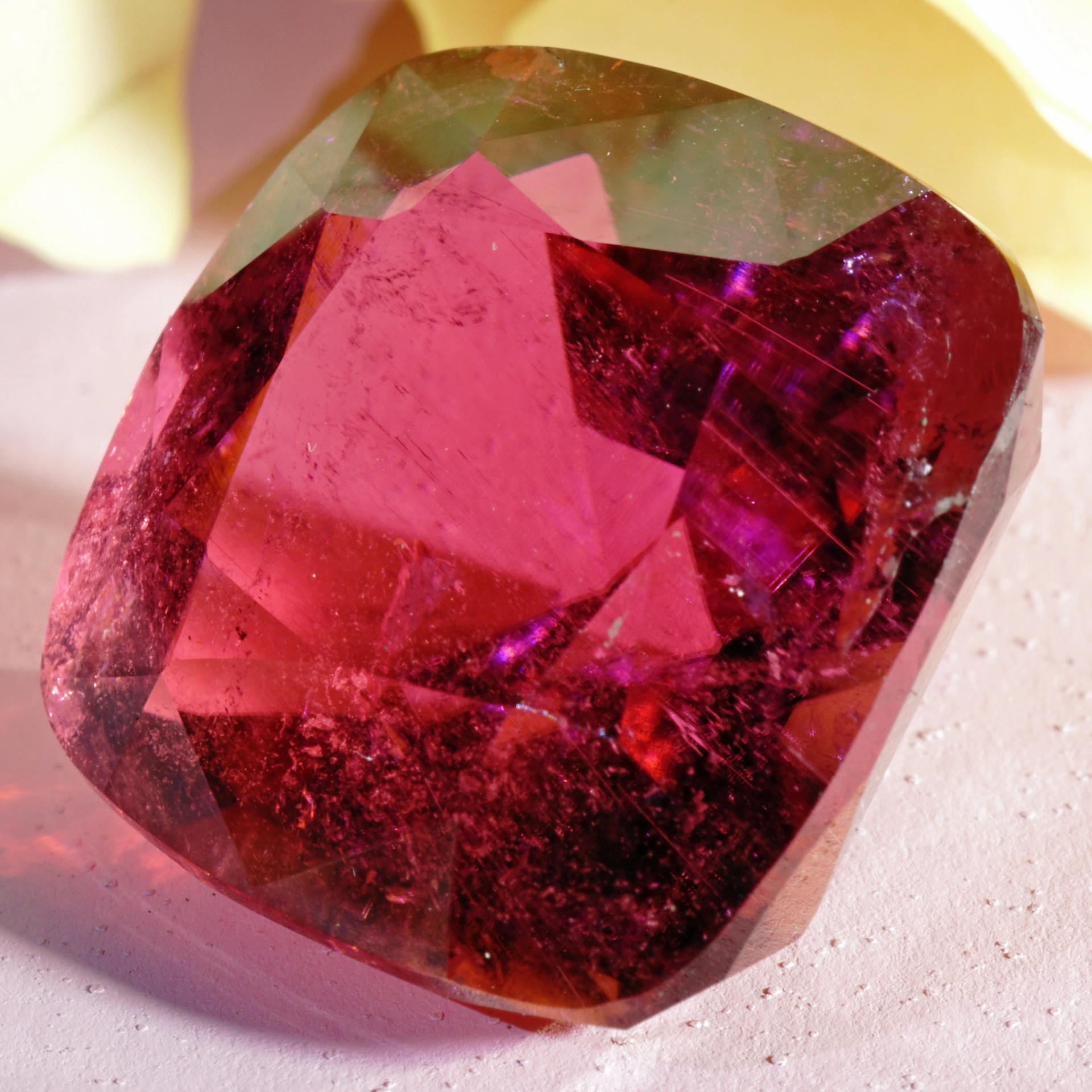 Rare Rubellite from Afghanistan 23.10 ct red-pink Exception of Luminosity AAA+