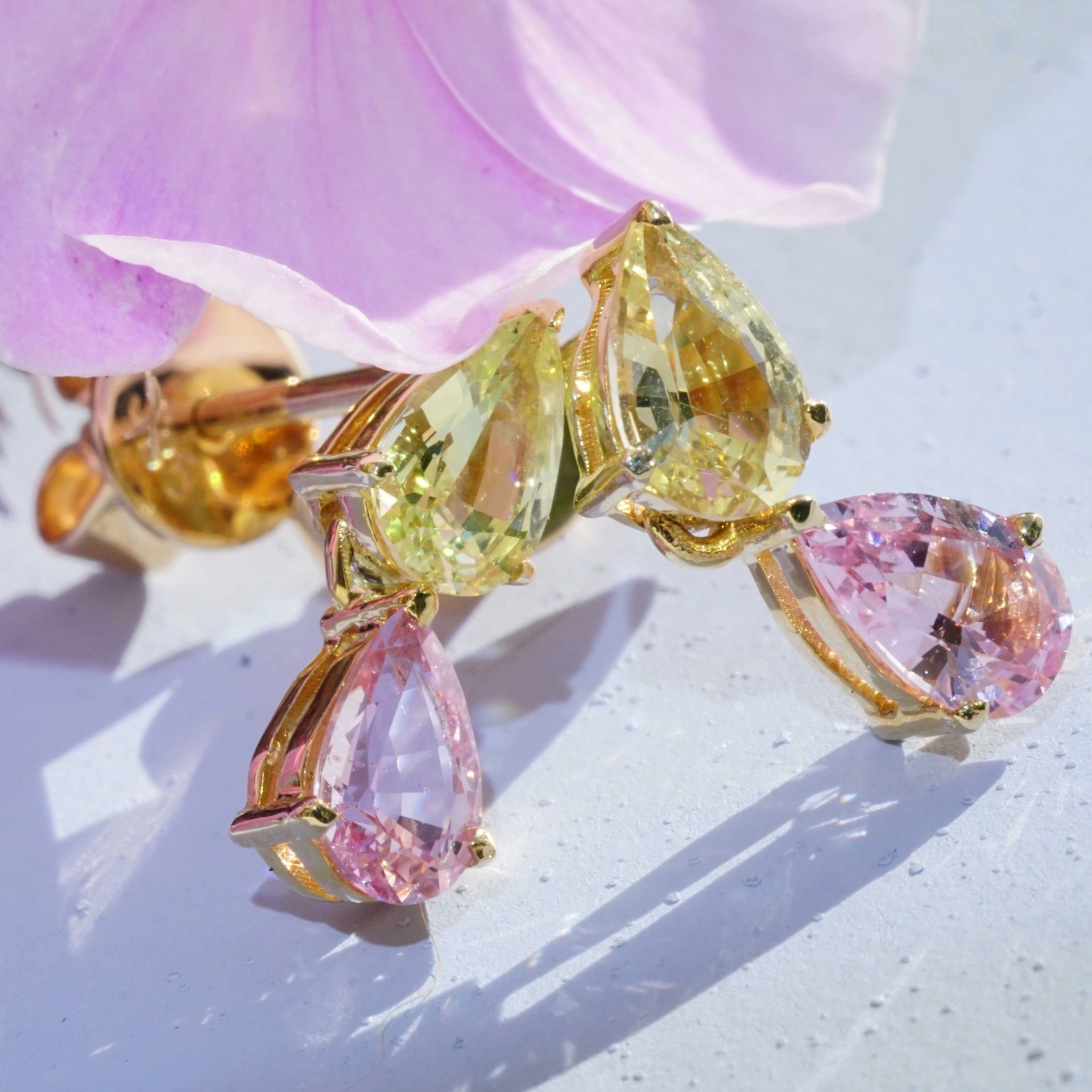 Saphire Earrings pink yellow 18 kt Yellow Gold Ilanka Mine Madagascar