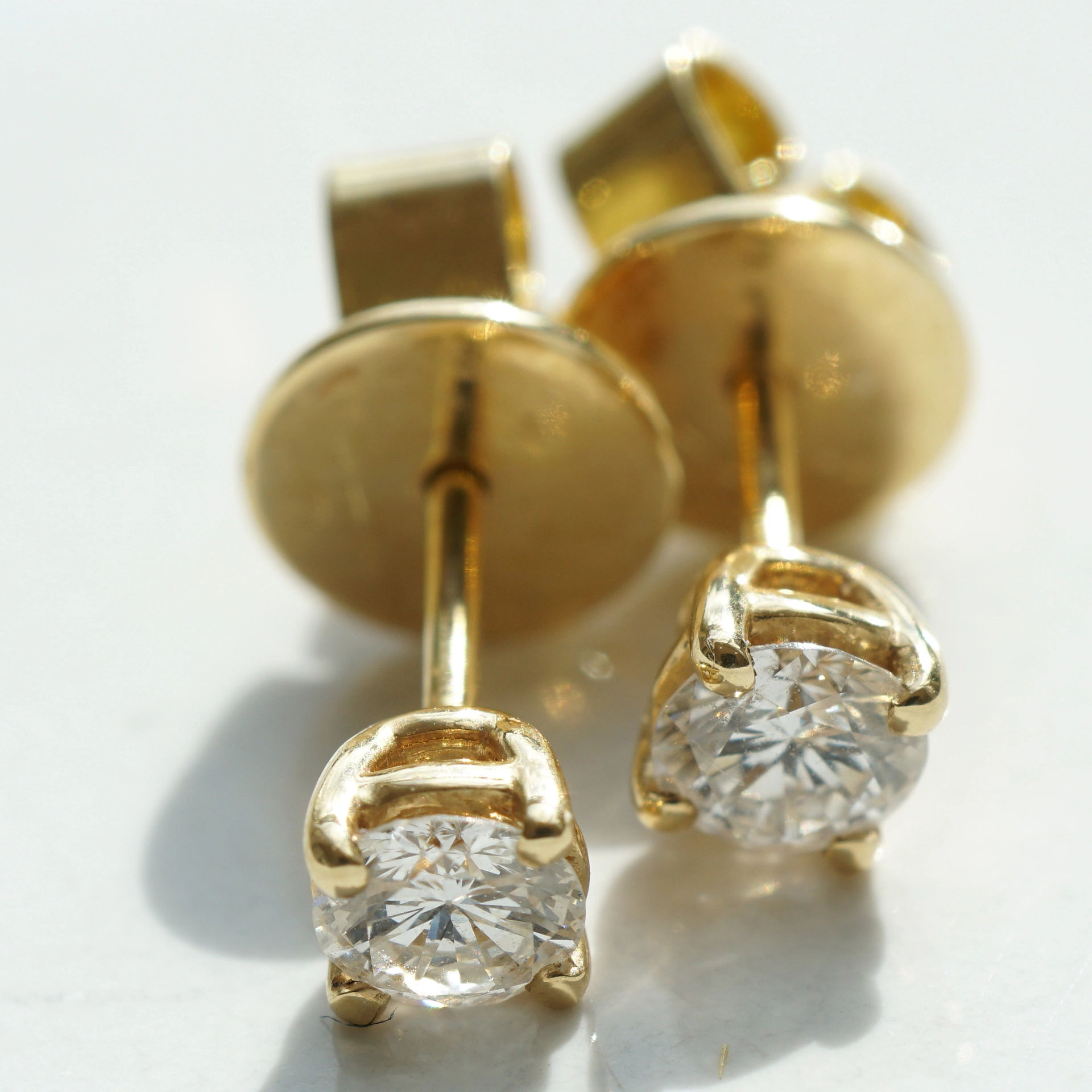 Solitaire Ear studs with full-cut Diamonds 0.42 ct, TW VVS