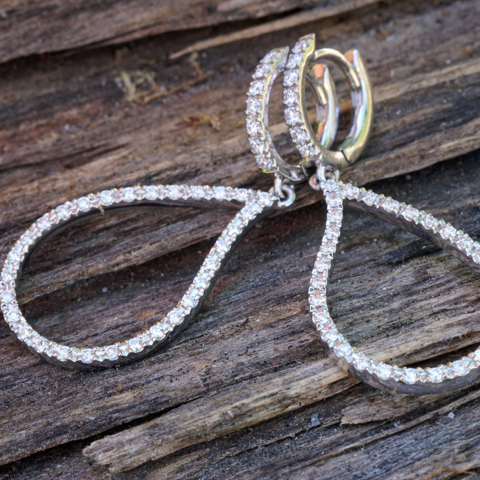 Earrings perfectly set in 750 white gold with fullcut diamonds 0.48 ct TW VS