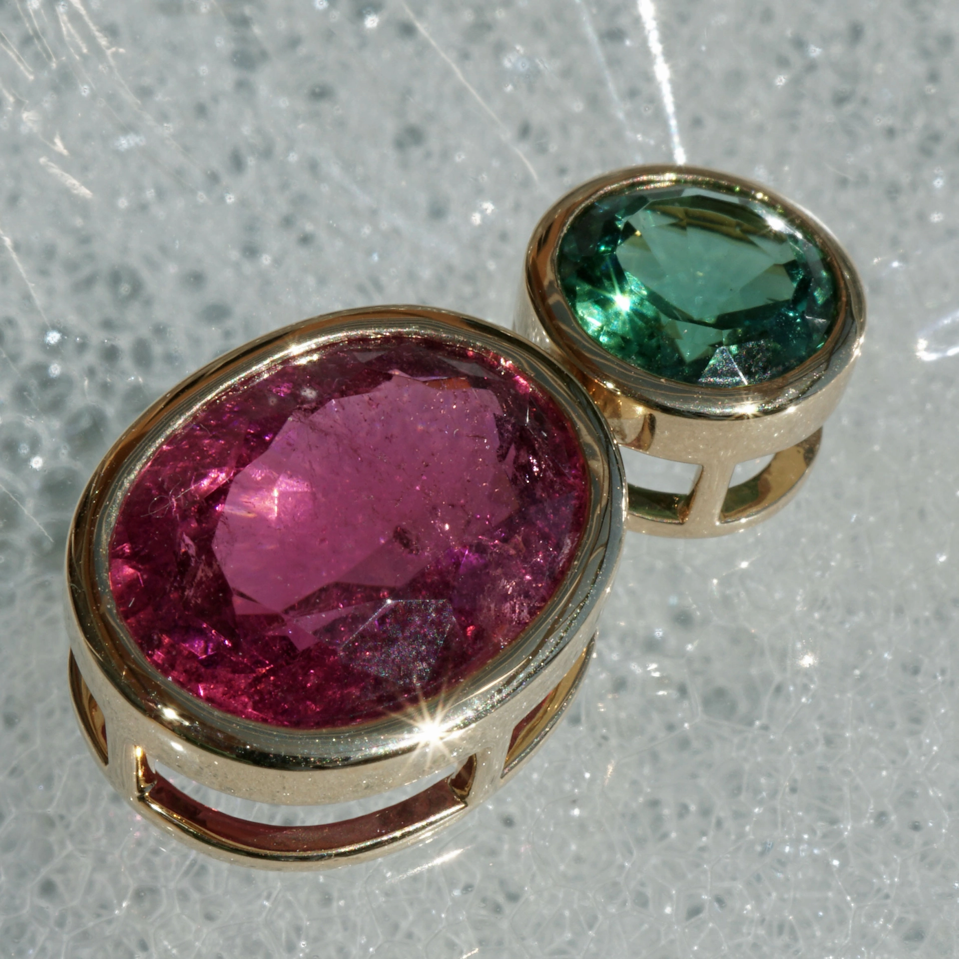 Turmalin Pendant with incredible luminosity 18 kt Yellow Gold bluish green and electric pink