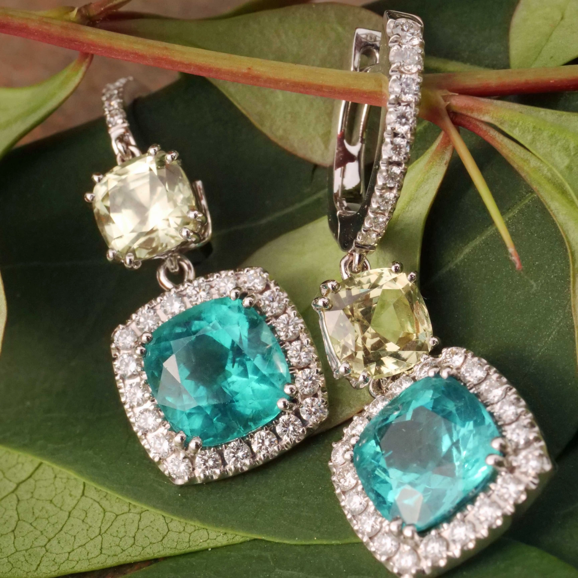 Neon blue paraibacolored Apatite Chrysoberyl Earrings High End 18 kt Jewellery MAGNIFIC