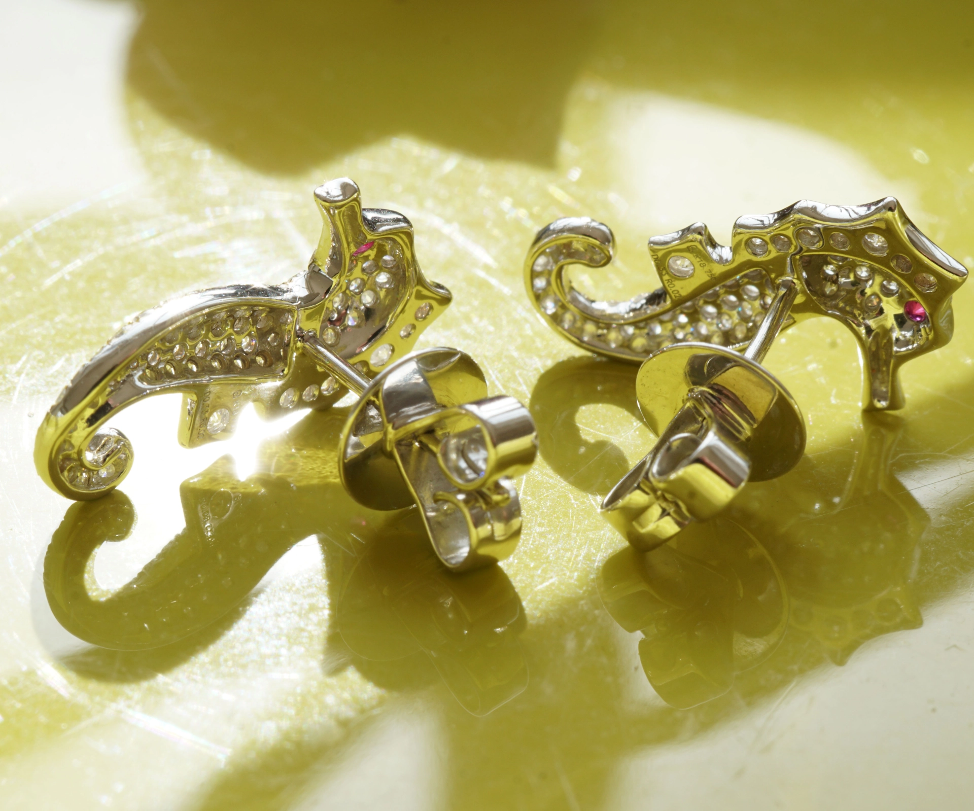 Süße Seepferdchen Ohrstecker 0.66 ct 750er Weissgold Rubinaugen 18 x 10,4 mm