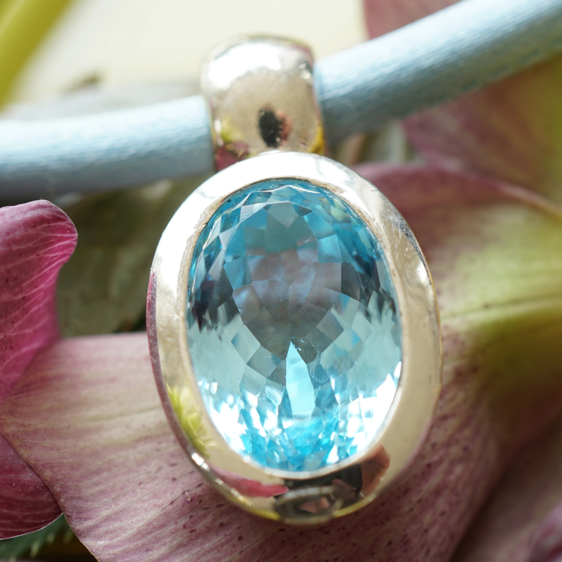 Blautopas Anhänger in 925er Silber rhodiniert 30 mm x 15,5 mm blue mood