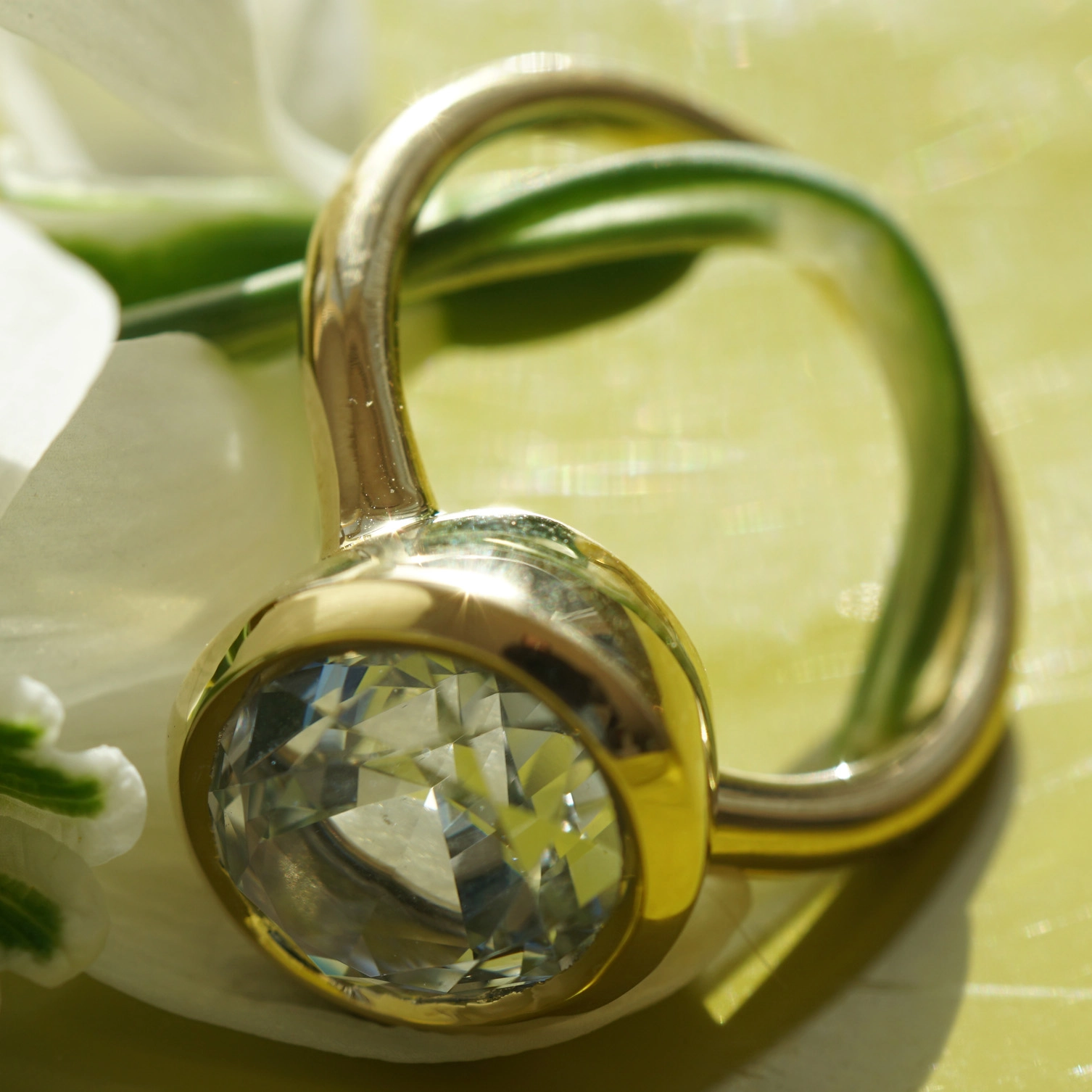 Goshenite beryl ring 4.82 ct, 750 yellow gold Mozambique ... colorless pure form