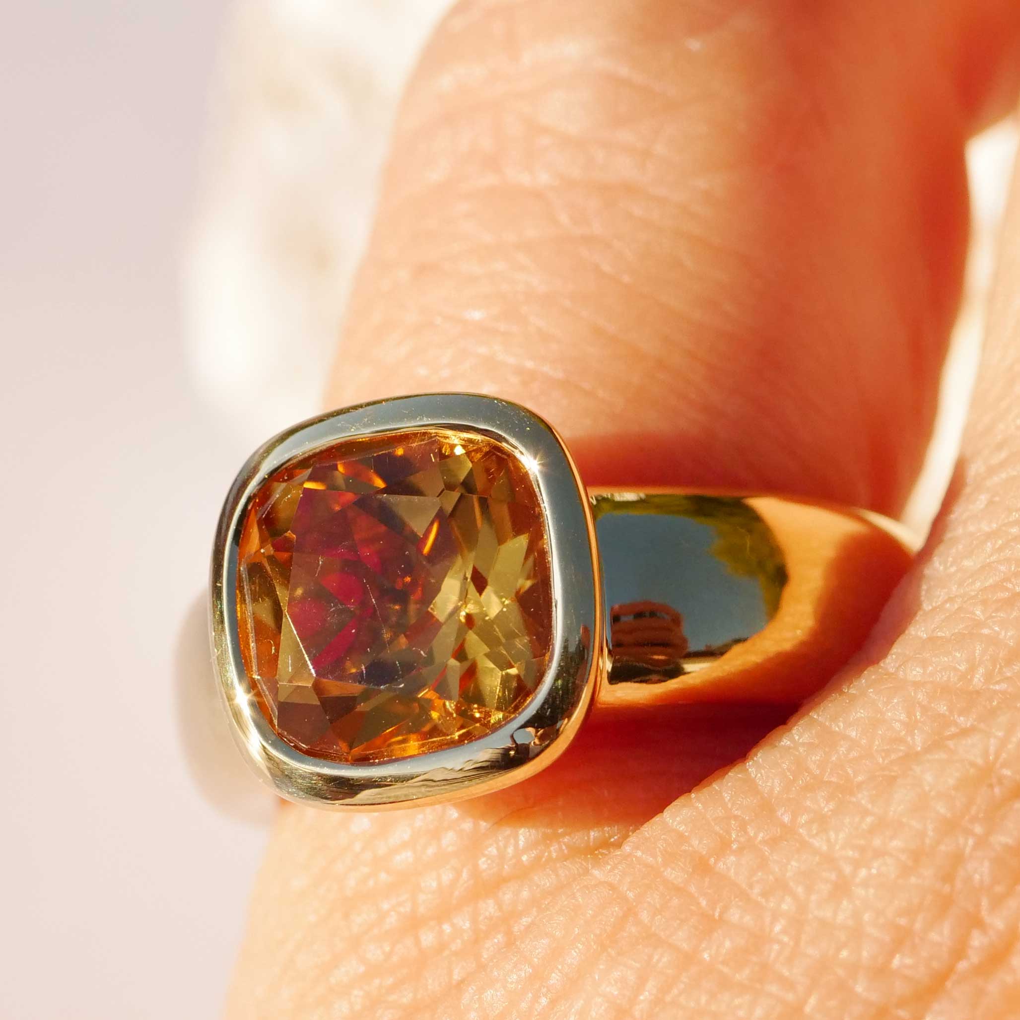 Citrin Ring 750 Yellow Gold Valenza..... bella Italia.... small Cardinal Ring... so trendy 