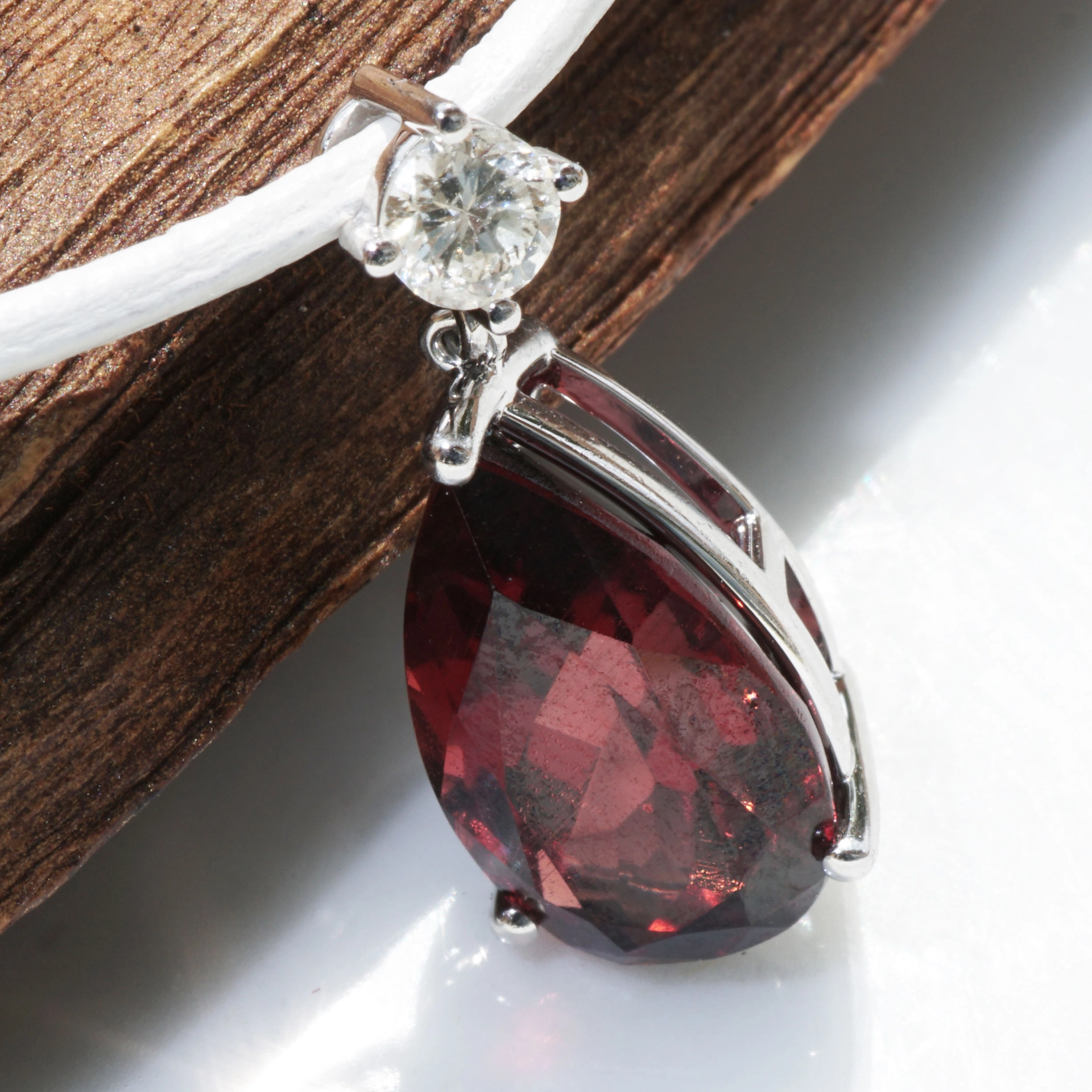 Rhodolite Diamond Pendant with IGI Certifikate....what kind of red