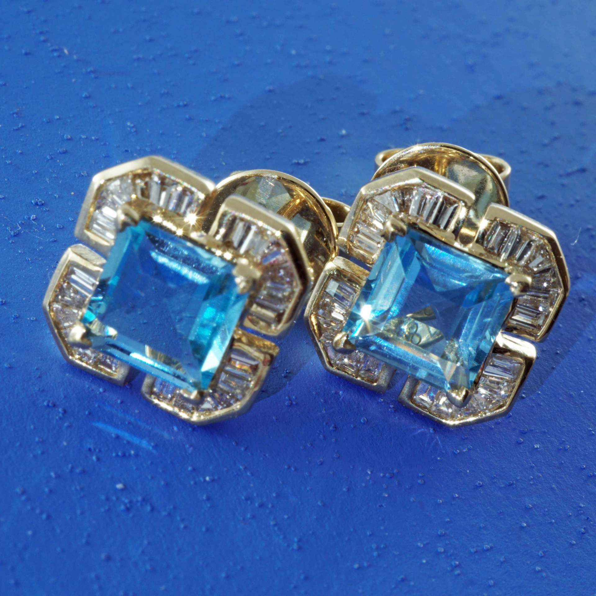 Cloverleaf shaped Blue Topaz Earrings 18 kt Yellow Gold with Diamonds