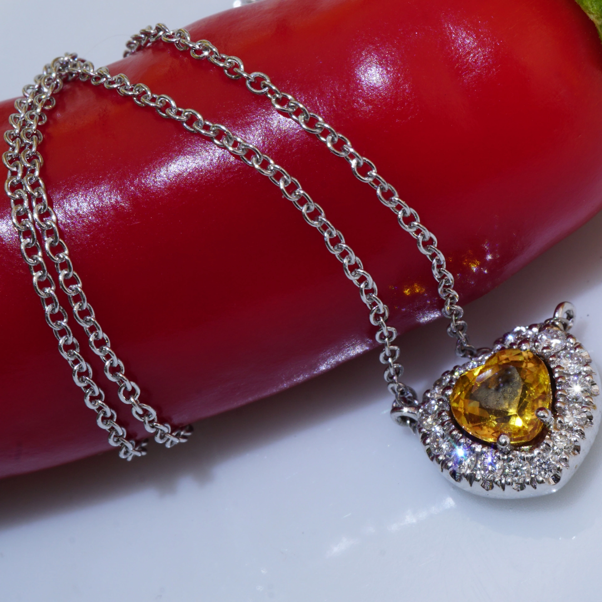 18 kt Whitegold Diamond Saphire Necklace....in the Color of Luck Orange-Yellow
