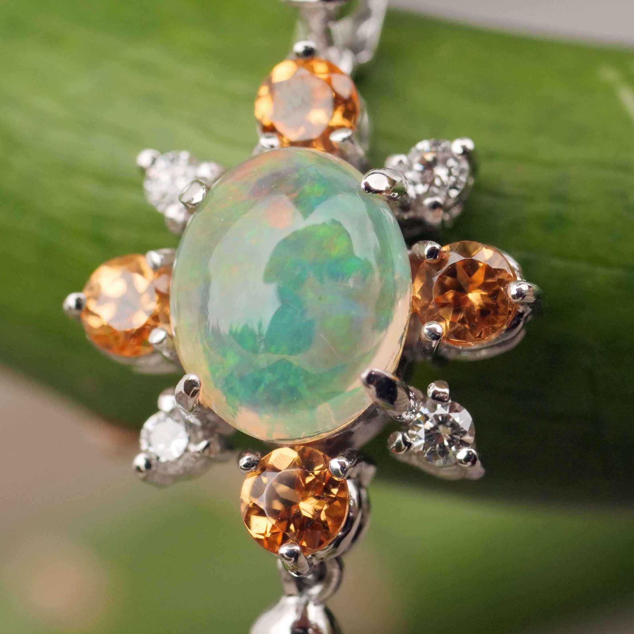 Adorable Full Opal Mandarin Garnet Pendant with Brilliant-Cut Diamonds 0.67 0.07 ct with Chain 750 White Gold