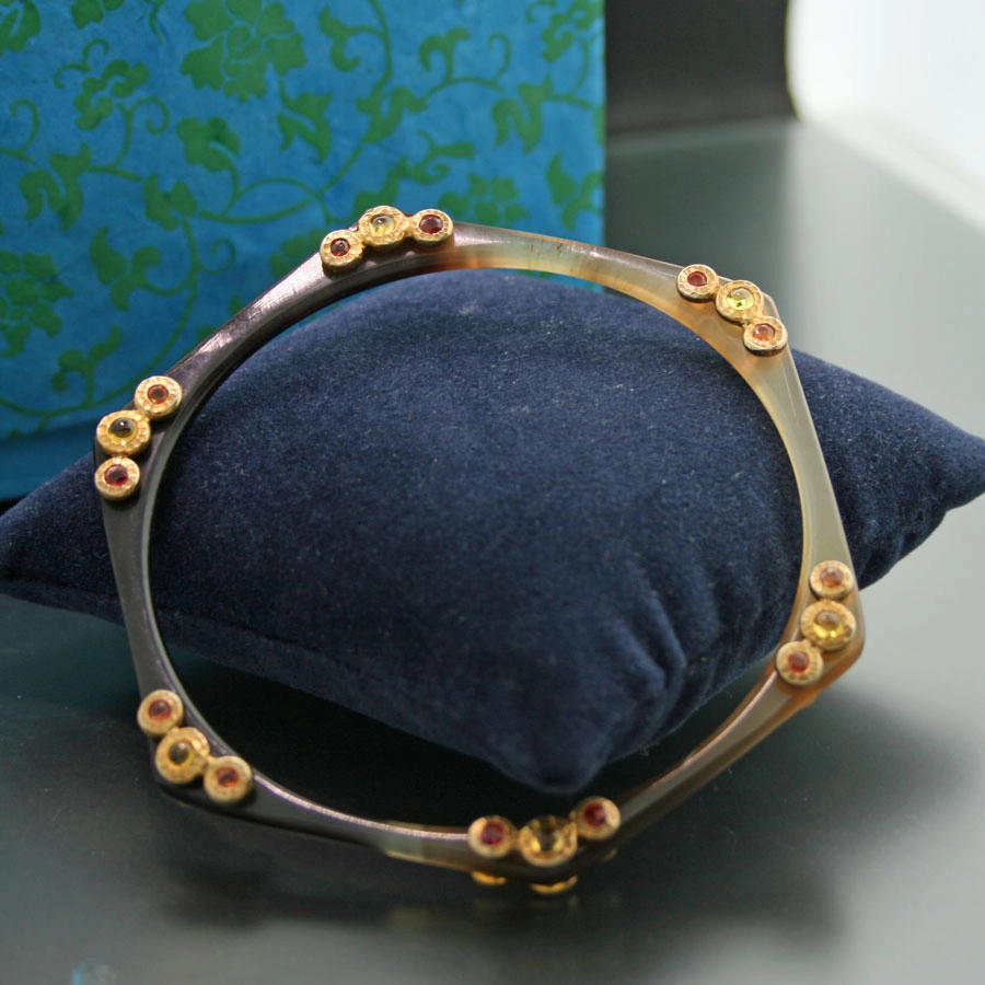 Horn-Armreif mit gelben und orangen Saphiren und Rubinen besetzt, Silber/vergoldet,