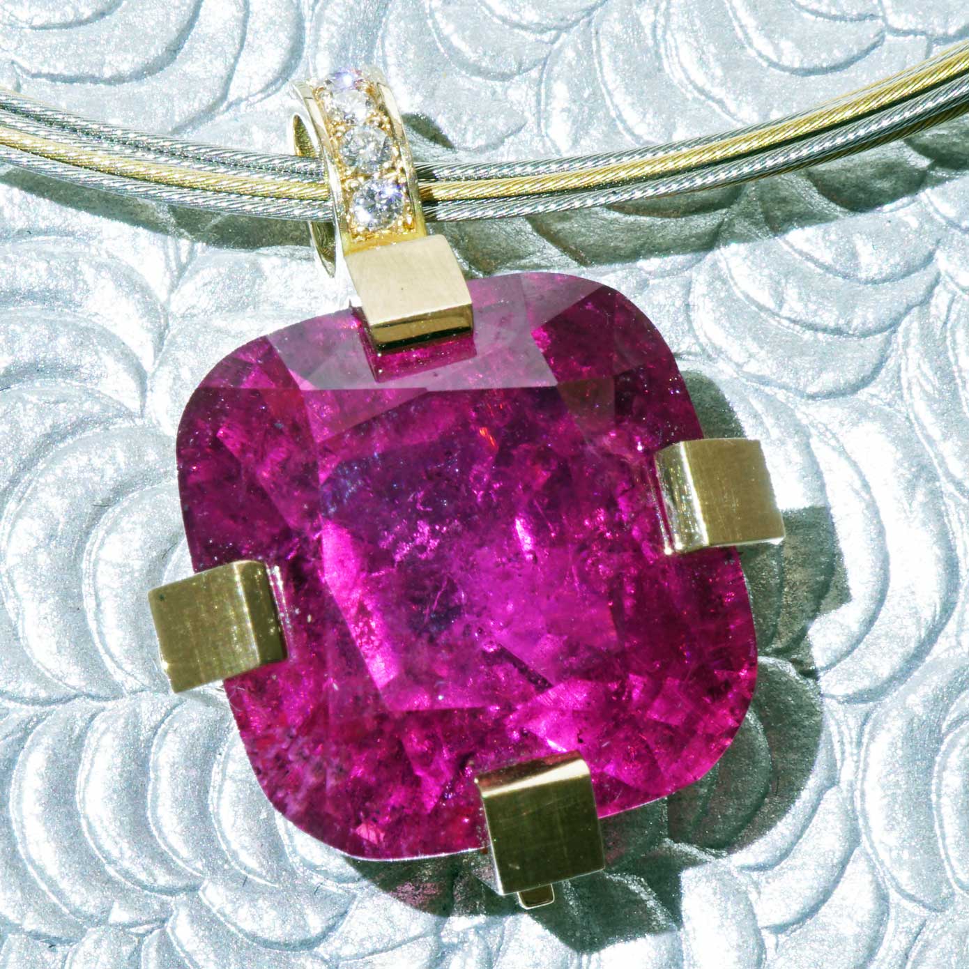 37 Carat Rubellite TOURMALINE Brilliant Pendant in 750 Rose Gold Handmade by Master Craftsman