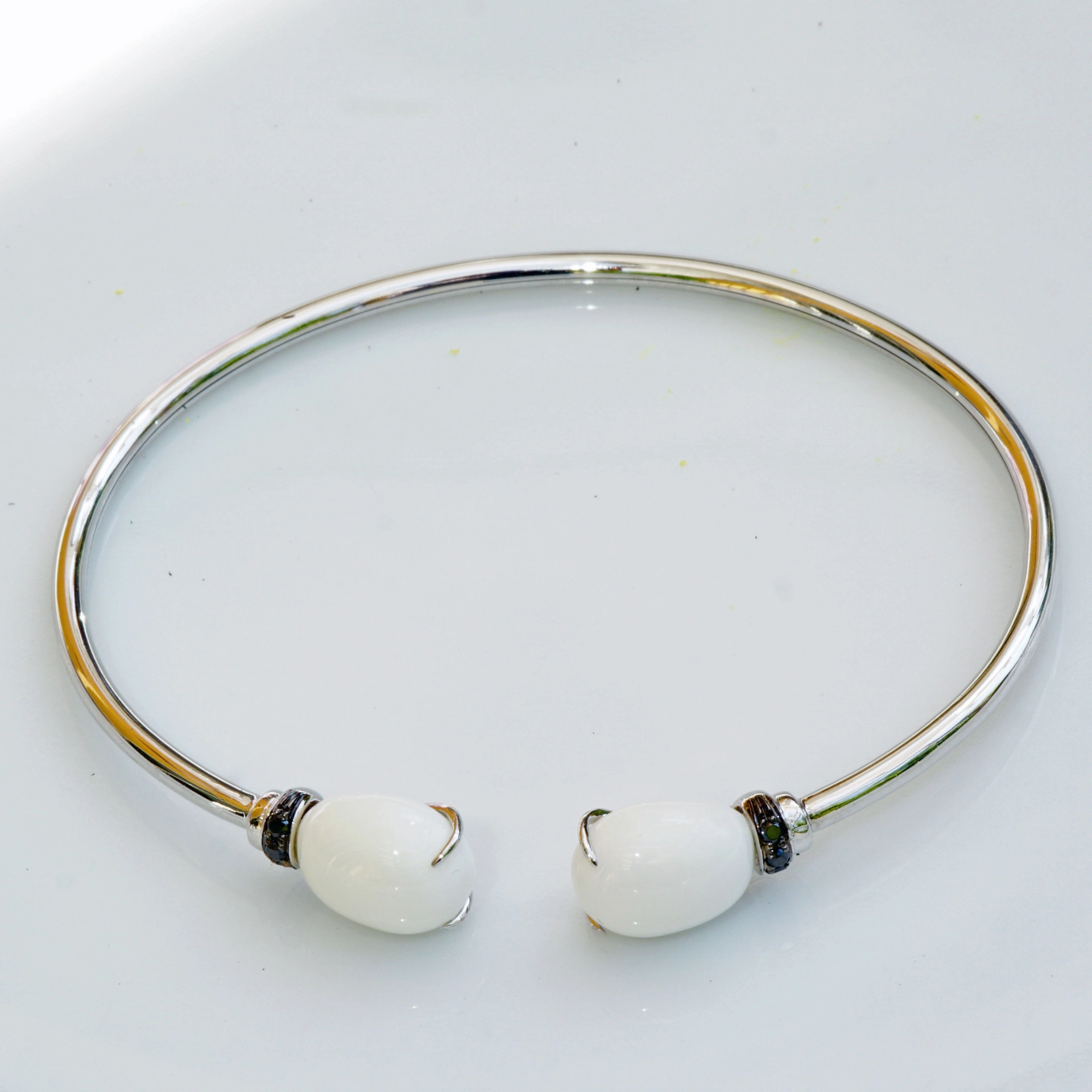 Kogolong Drops 18 kt Whitegold 4.90 ct Bracelet with fine black Diamonds