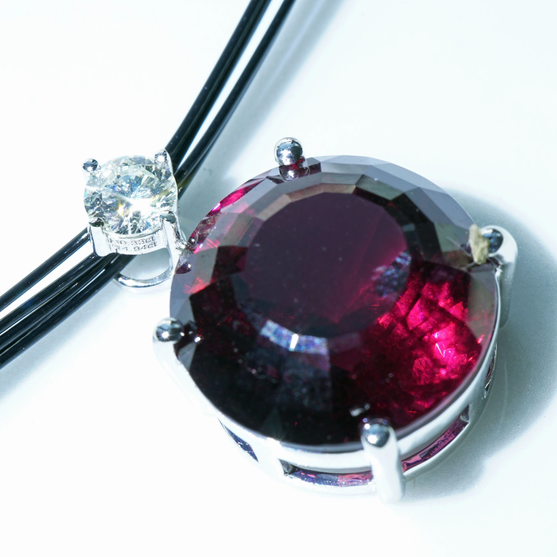 Rhodolithe Garnet 15 ct amazing Color with IGI Diamond