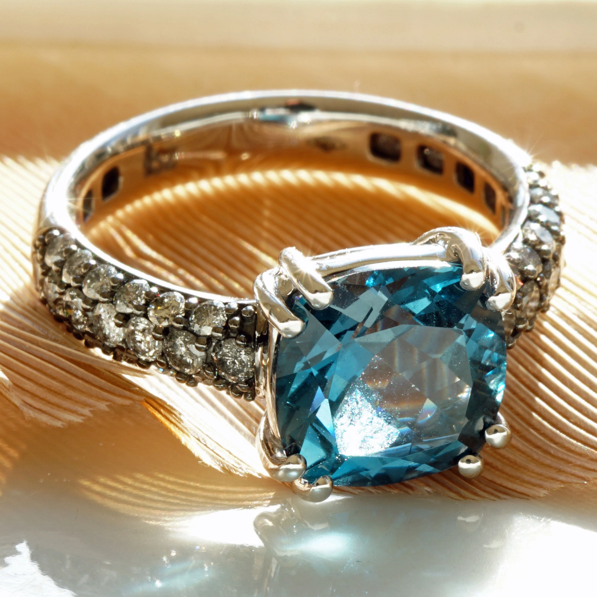 Blue and Grey....what a Cool Combination....Whitegold Ring 18 kt Topaz and Diamonds