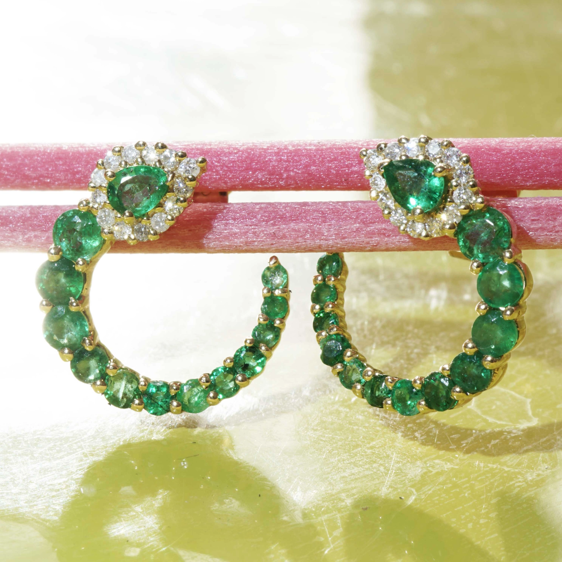 Emerald Brilliant Stud Earrings Three Quarter Circle 18 kt Yellow Gold