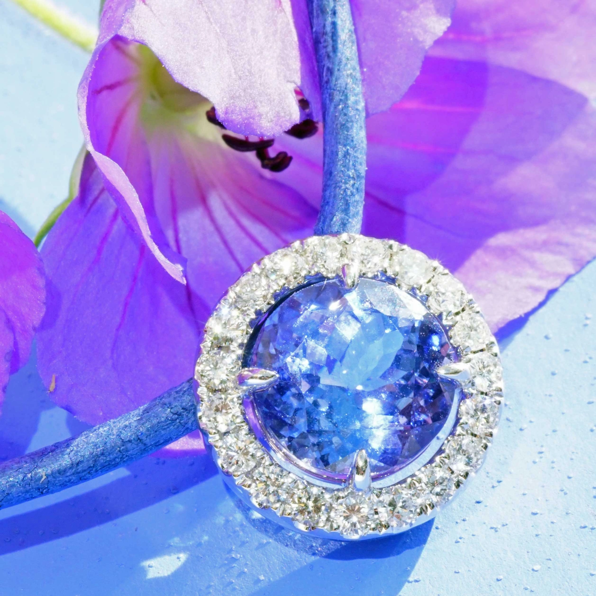 Tansanite Brilliant Pendant 2.86 ct 0.37 ct TW VS..hot blue 18kt White Gold...great Color