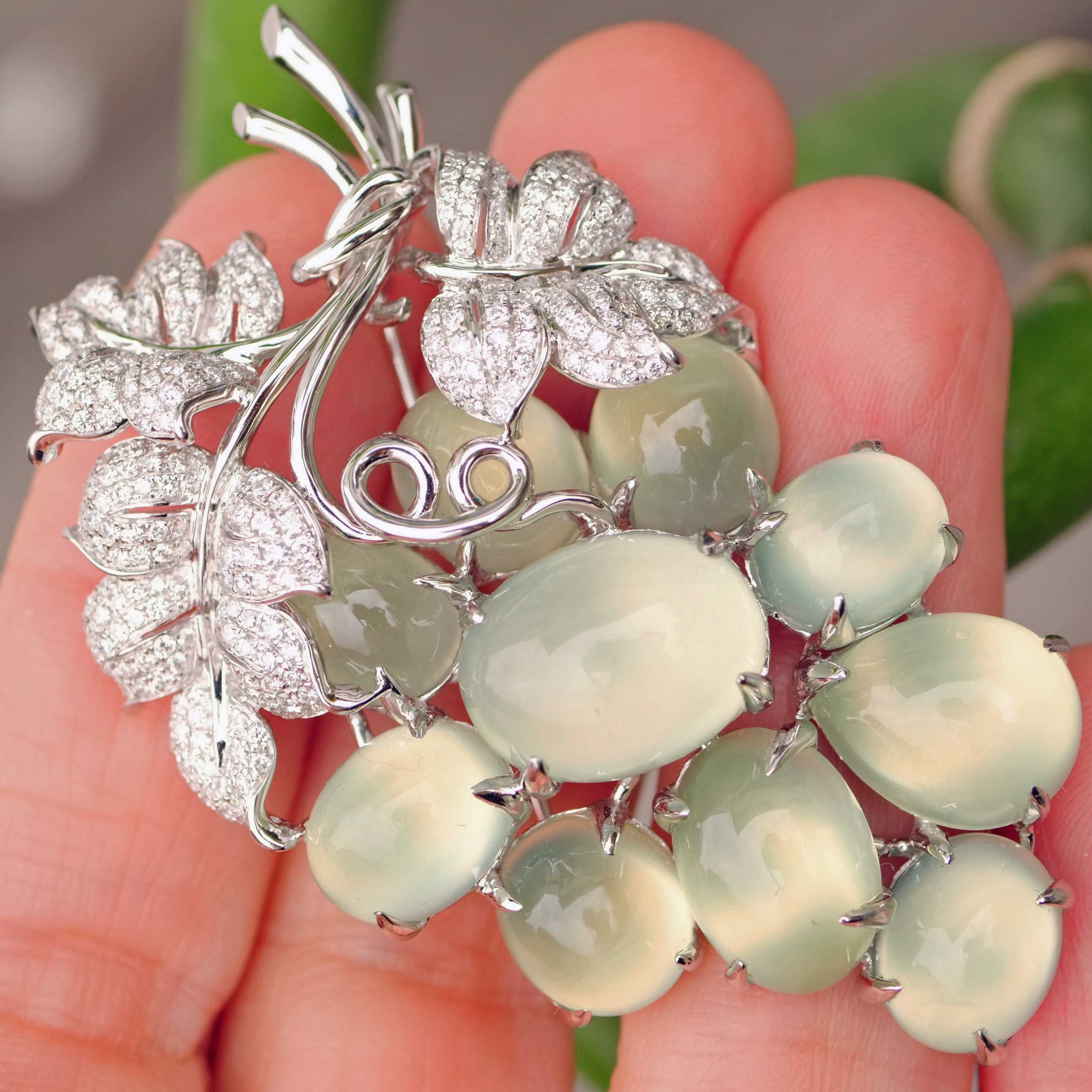 Wine Prehnite Brilliant Brooch with Pendant 750 White Gold 70 ct 2.19 ct TW / VVS-VS 