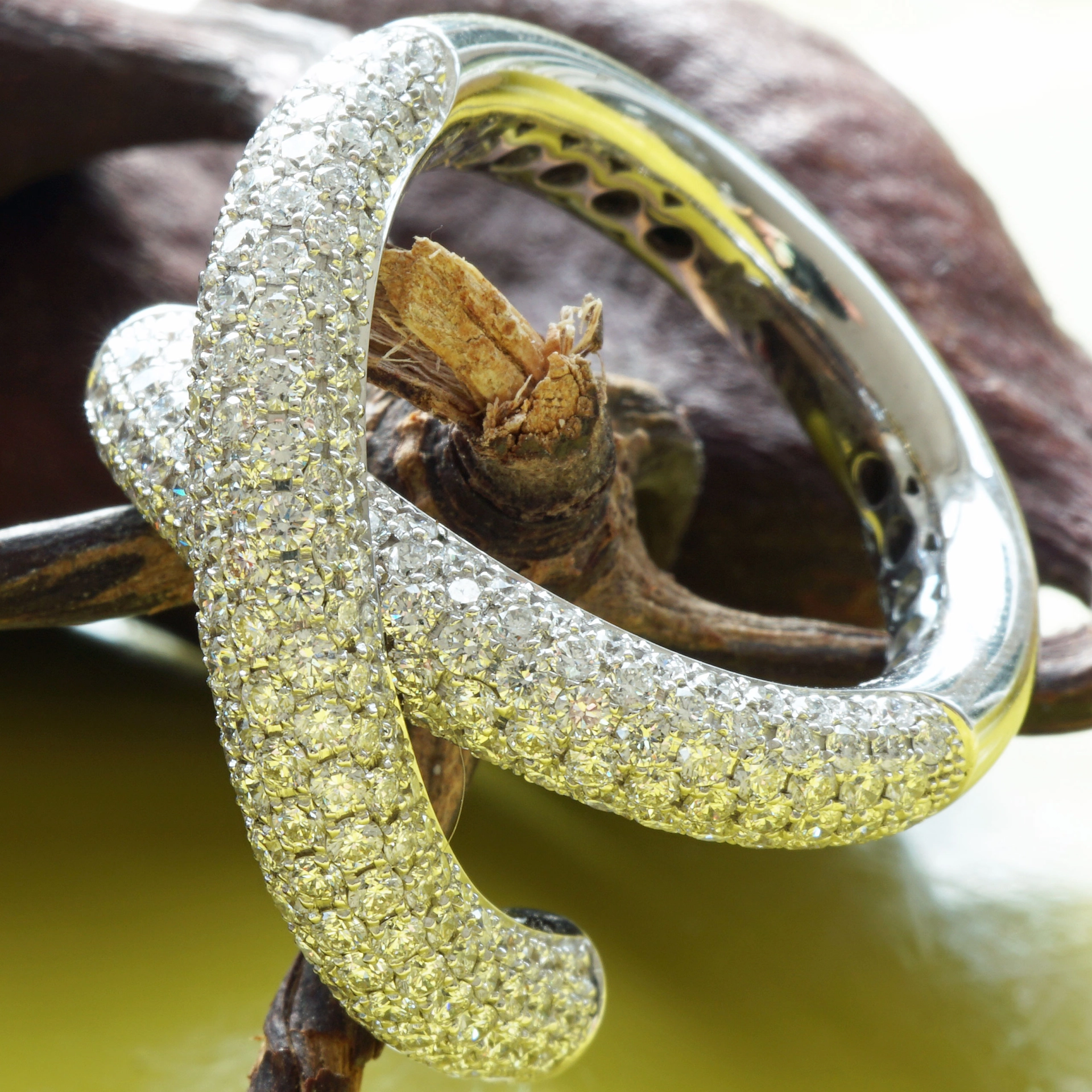 Give me a X....diamond Highlight, what a design! 18kt  whitegold, every diamond set with very professionell, approx. 3.42 ct