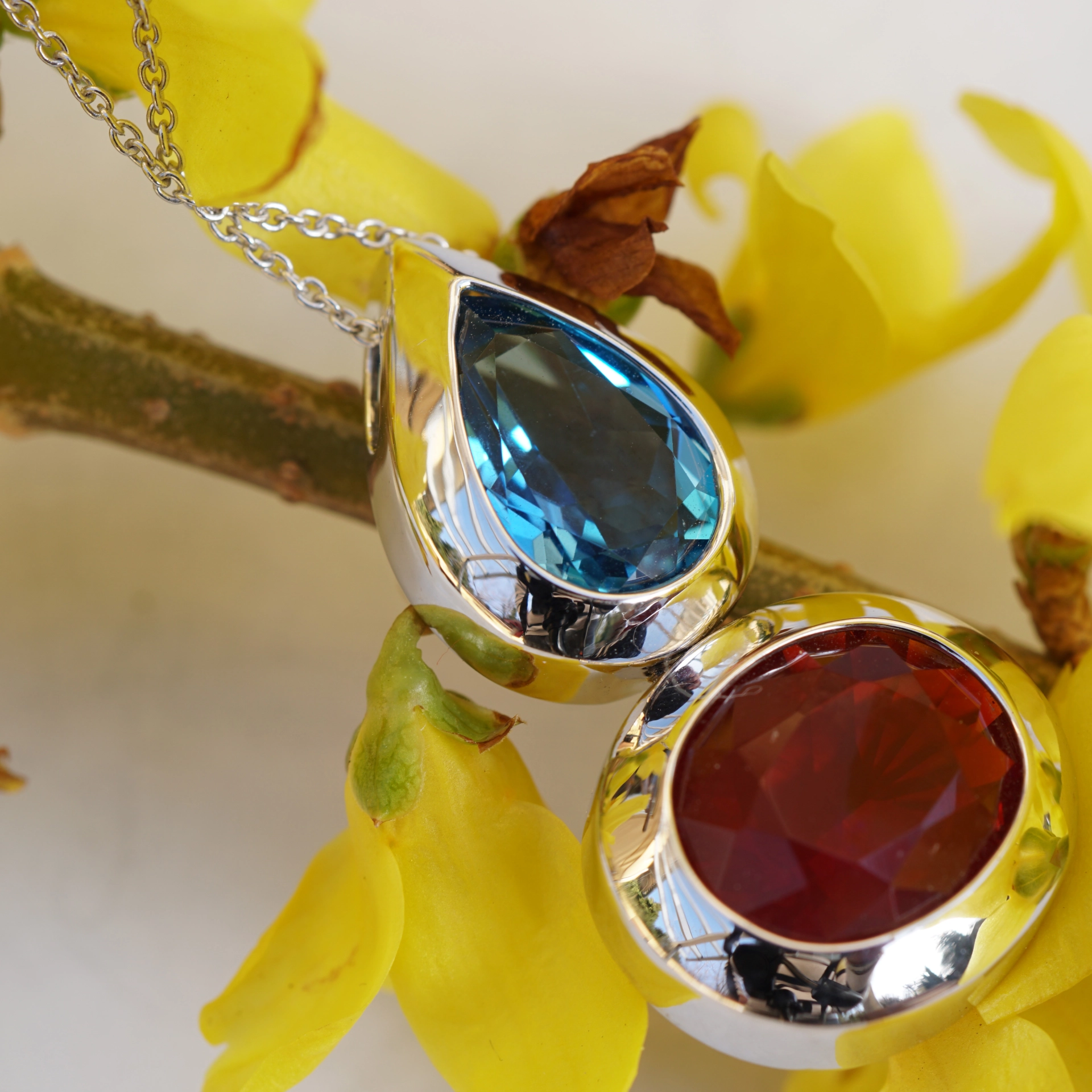 Feueropal Topas Anhänger mit Kette 31 x 16 mm 750er Gold 3.27 und 3.86 ct