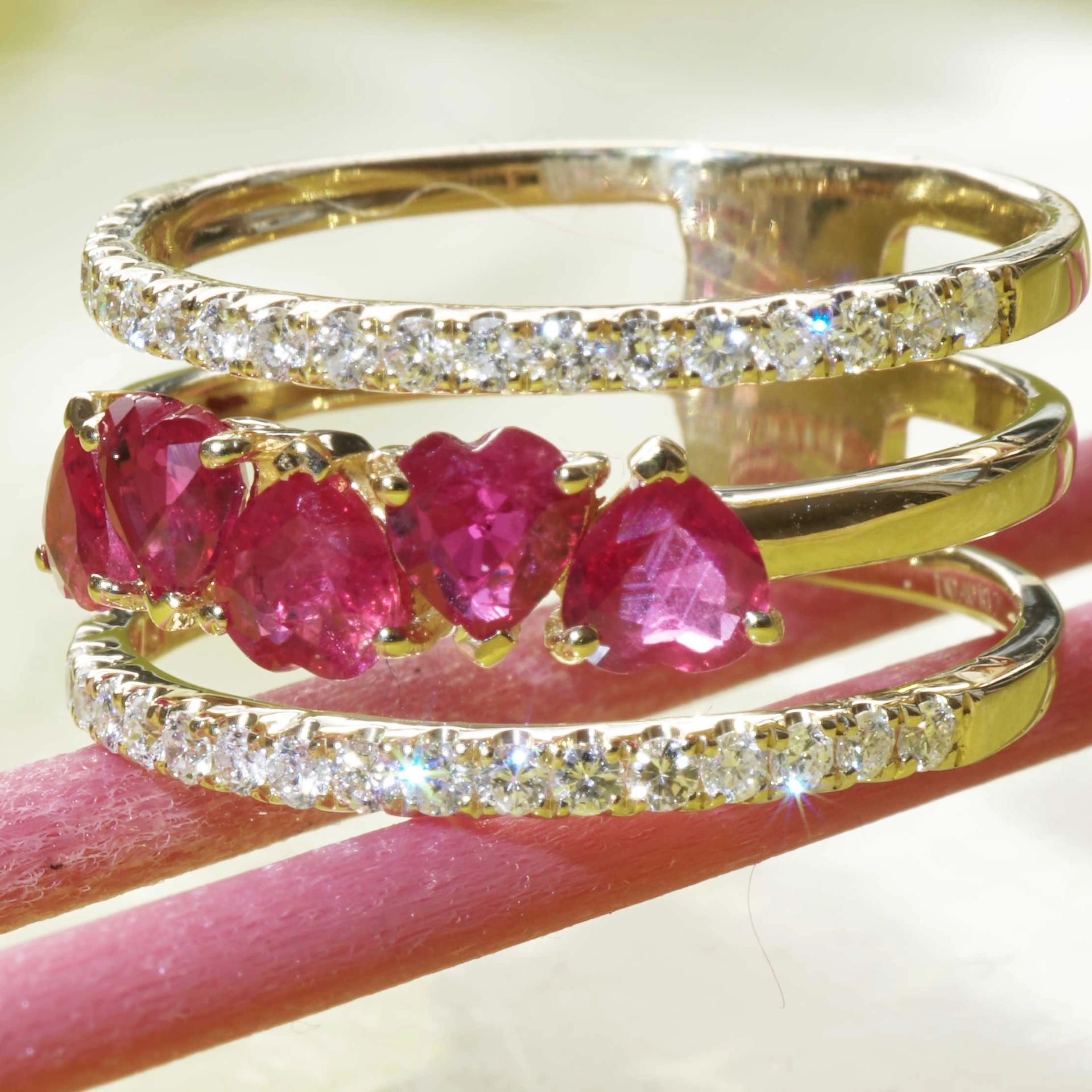 Ruby Brilliant Ring 18 kt Yellowgold....5 Hearts for special occasions....