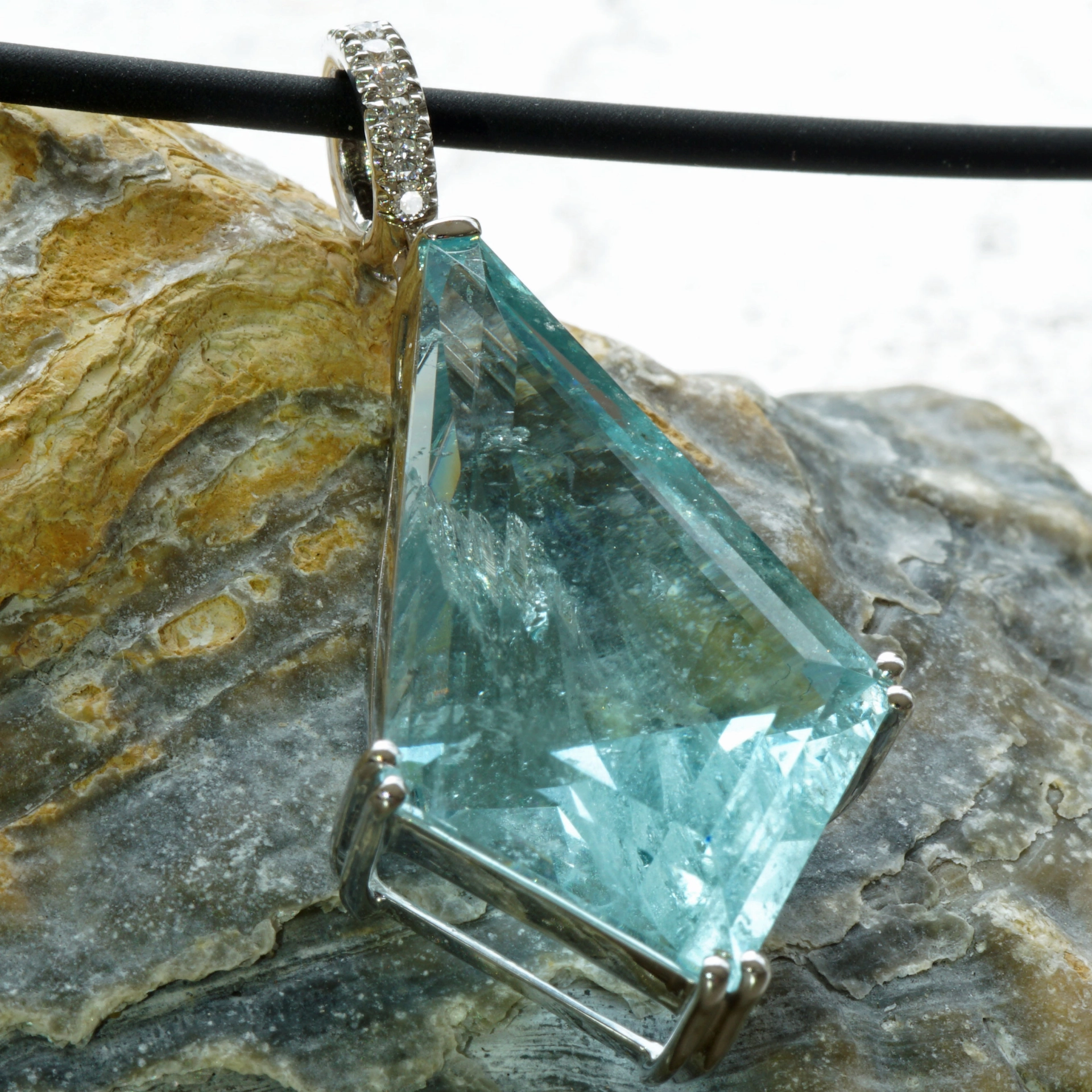 Dragonshape Aquamarin Pendant Whitegold..dark Color