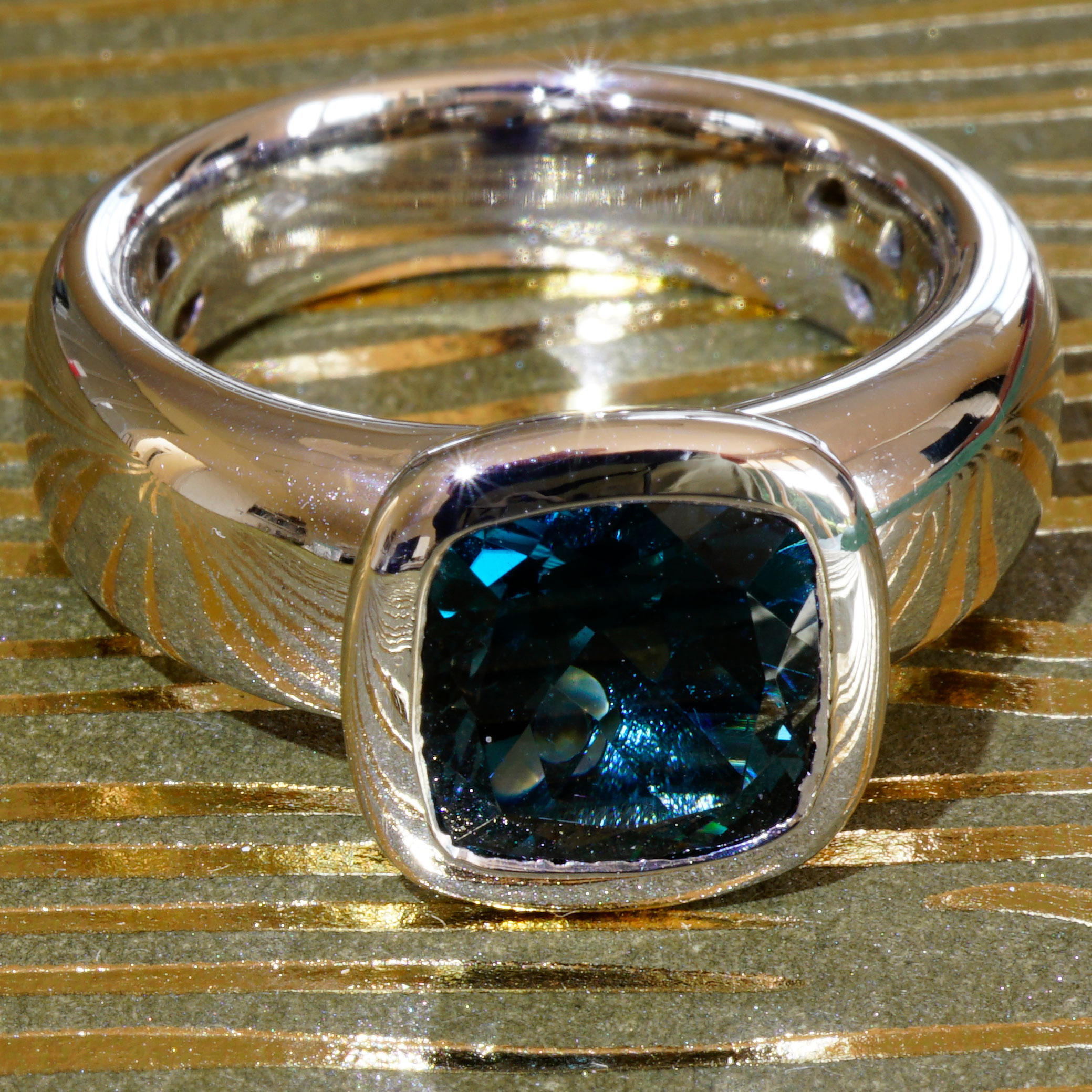 London Blue Topaz Ring 750 White Gold Valenza..... bella Italia.... small Cardinal Ring... so trendy
