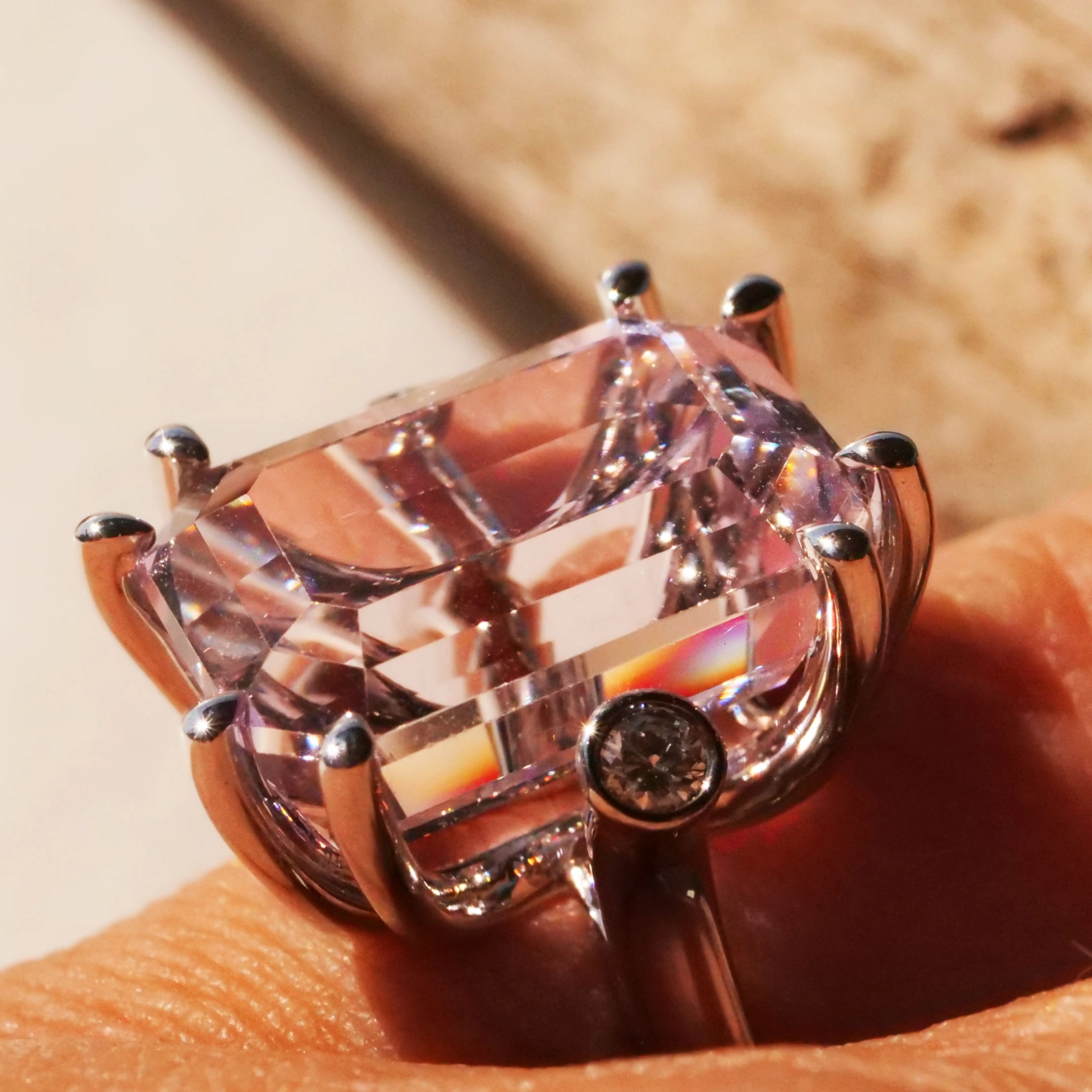 Kunzite Brilliant Ring 18 kt White Gold 18.64 ct 0.13 ct.....very chic set
