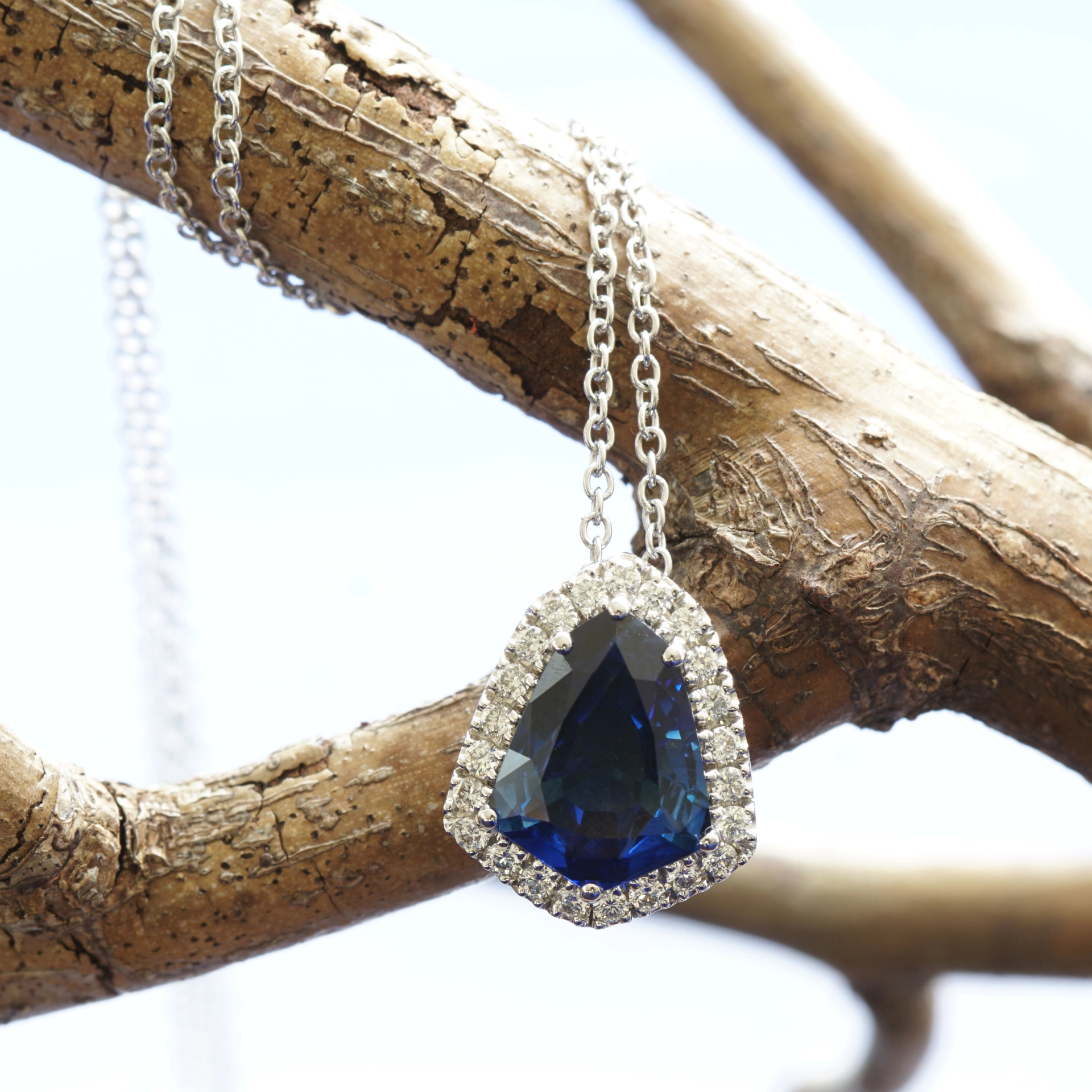 Saphire Diamond Necklace made in Italy.....AAA+ Best Quality 18 kt Whitegold