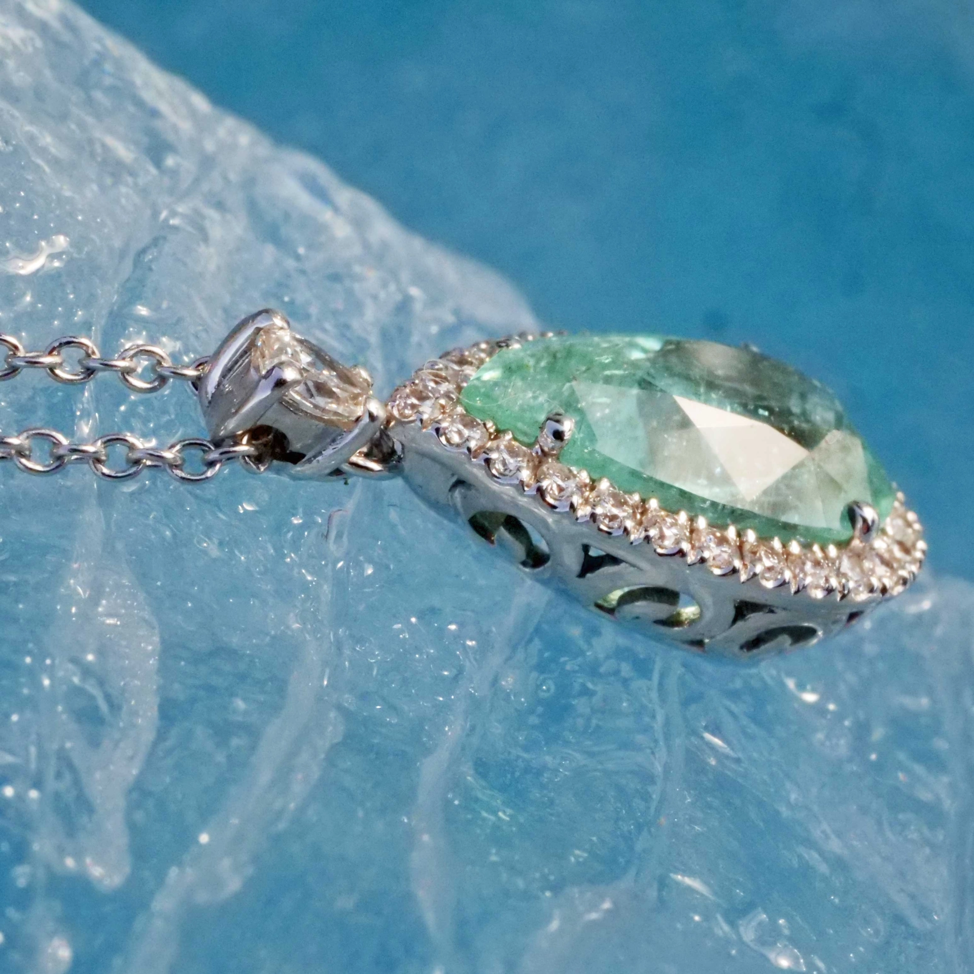 Paraiba Tourmalin Brilliant Necklace 3.89 ct 0.43 ct 18 kt White Gold..what a Icebreaker