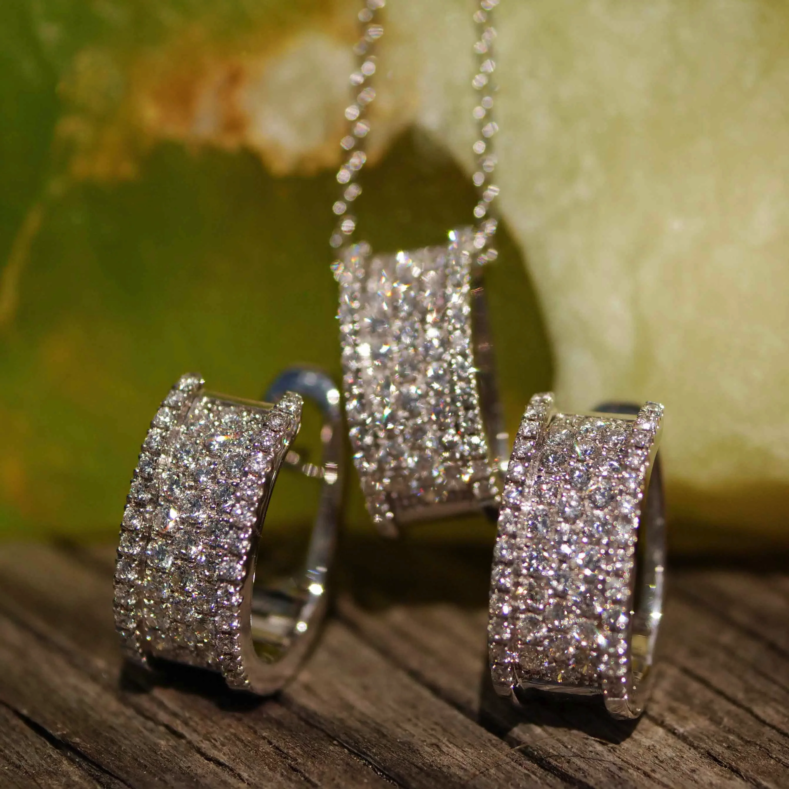 Brilliant Necklace 0.35 ct TW VS White Gold 750 Modern Design.... Carrying is fun !!