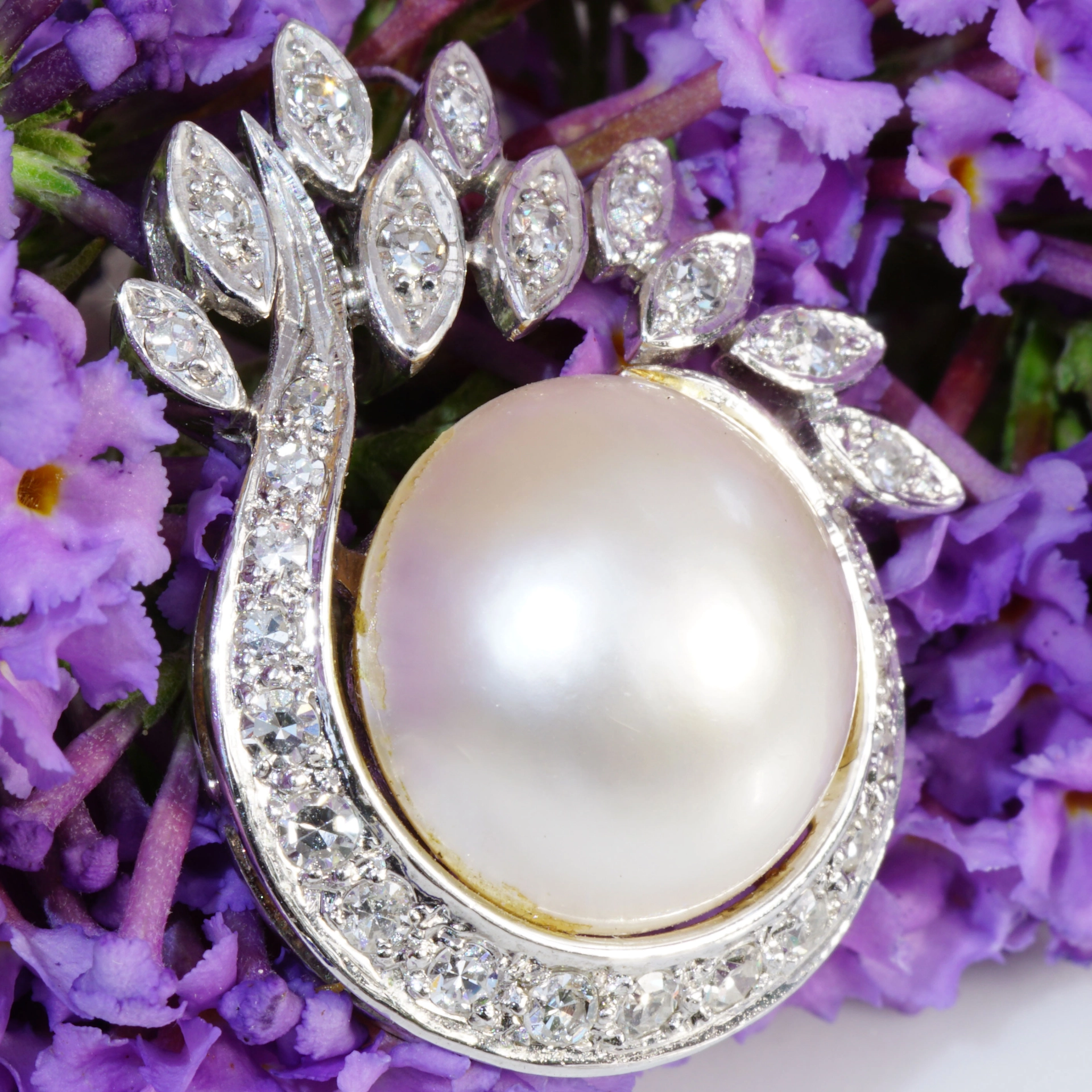 Mabe Pearl Brilliant Pendant..festive 0.60 ct TW VS 7 Grams