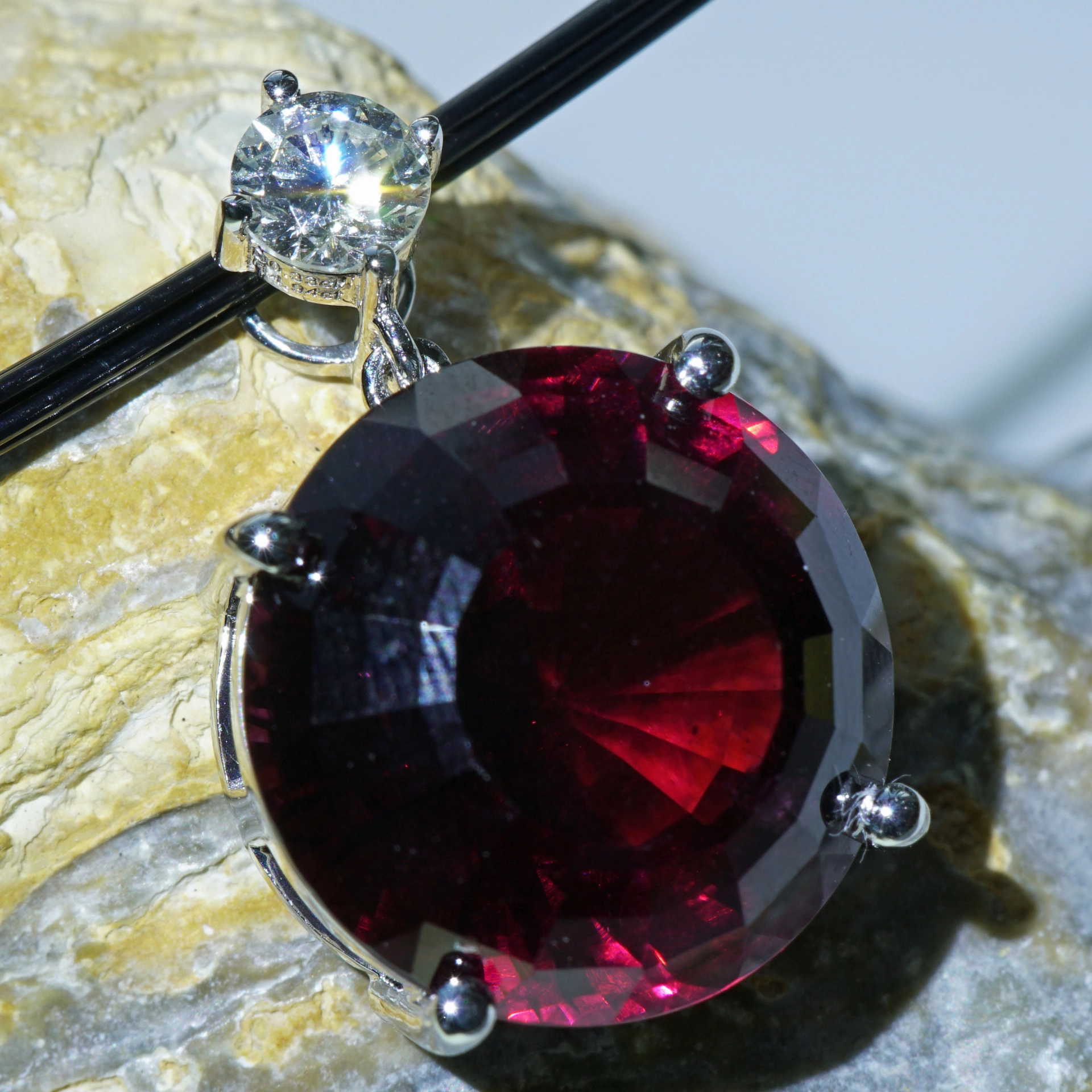 Rhodolithe Garnet 15 ct amazing Color with IGI Diamond