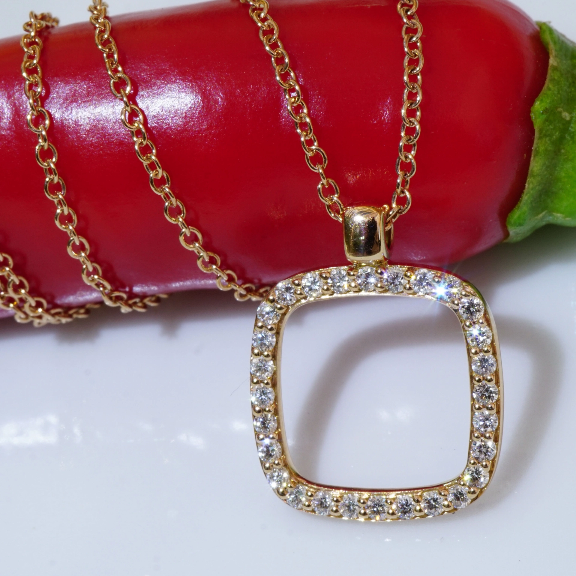 Bella Italy....we made the perfect Diamond Pendant for you...18 kt Rosegold modern Style