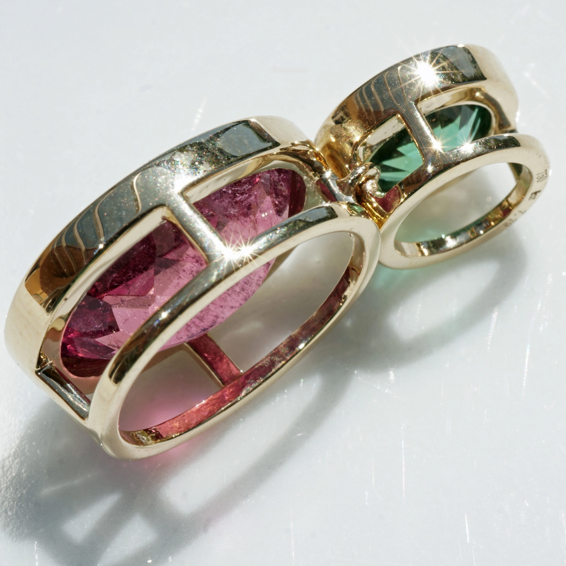 Turmalin Pendant with incredible luminosity 18 kt Yellow Gold bluish green and electric pink
